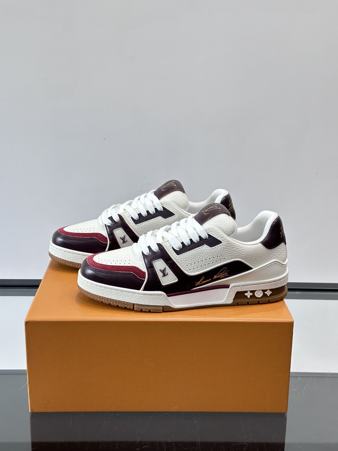 驴家 新配色 trainer运动鞋，本款 LV Trainer 运动鞋取材柔软粒面小牛皮，呈现纯净色调，