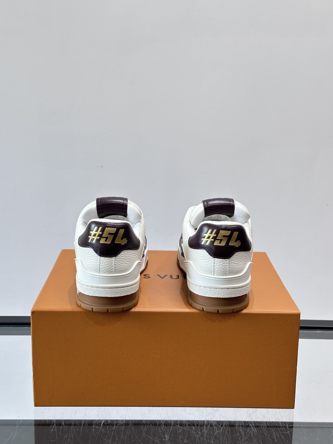 驴家 新配色 trainer运动鞋，本款 LV Trainer 运动鞋取材柔软粒面小牛皮，呈现纯净色调，