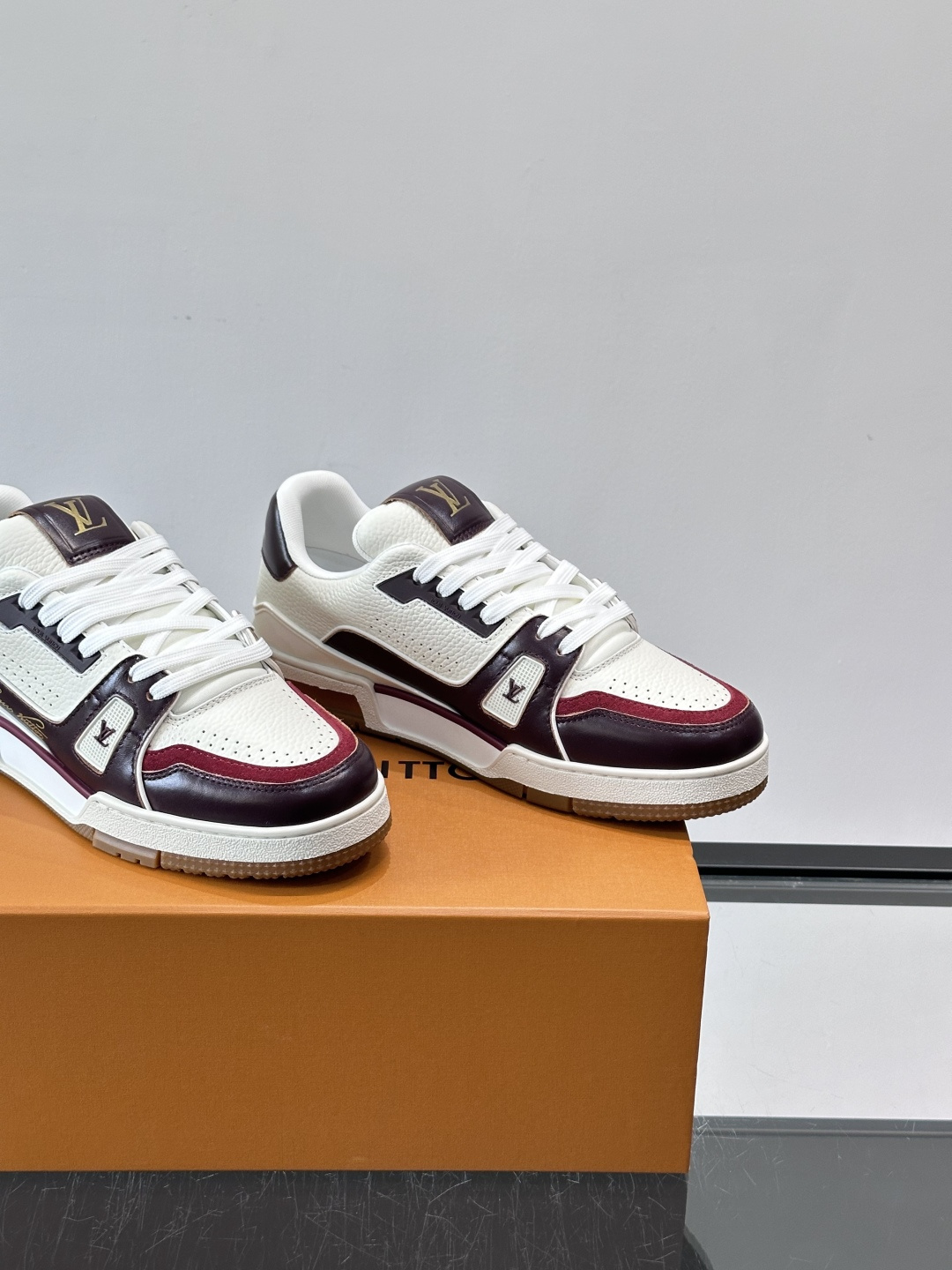 驴家 新配色 trainer运动鞋，本款 LV Trainer 运动鞋取材柔软粒面小牛皮，呈现纯净色调，