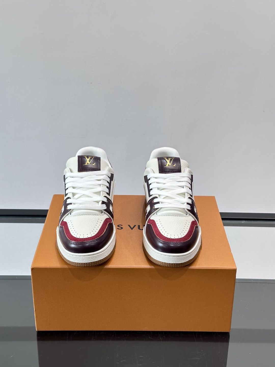 驴家 新配色 trainer运动鞋，本款 LV Trainer 运动鞋取材柔软粒面小牛皮，呈现纯净色调，