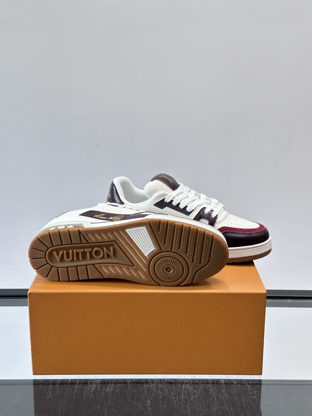 驴家 新配色 trainer运动鞋，本款 LV Trainer 运动鞋取材柔软粒面小牛皮，呈现纯净色调，