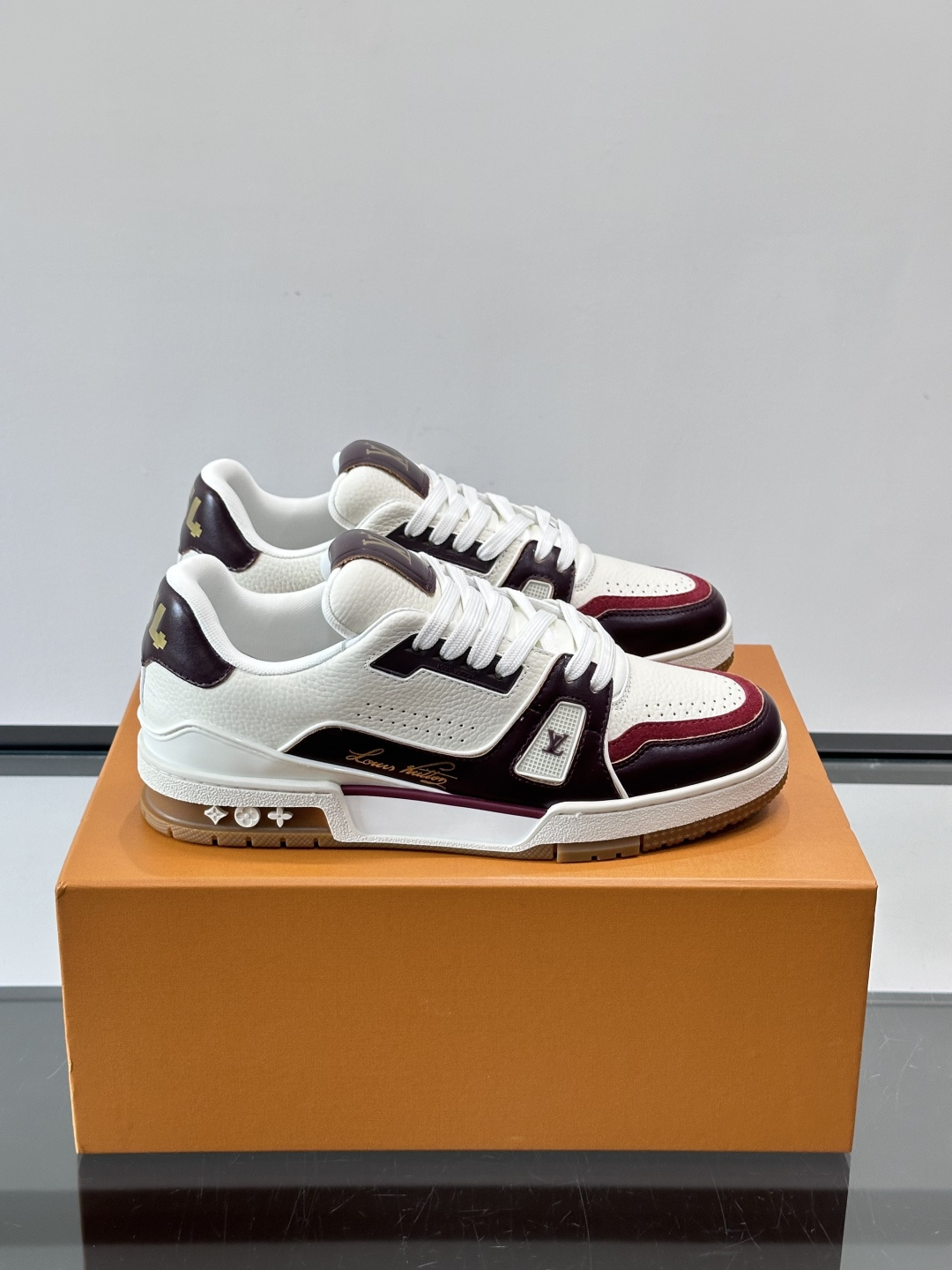 驴家 新配色 trainer运动鞋，本款 LV Trainer 运动鞋取材柔软粒面小牛皮，呈现纯净色调，