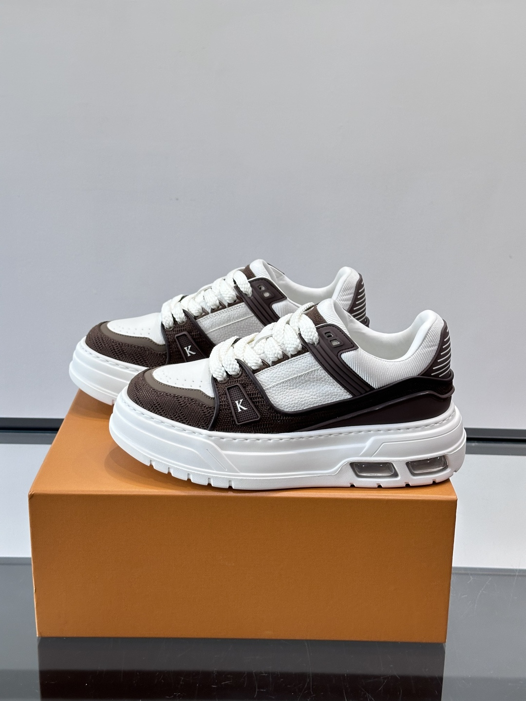 L v奢品🆕男士厚底休闲运动鞋，选用进口小牛皮打造，加衬鞋领和鲜明缝线丰富整体结构。L*V字母与路易标识