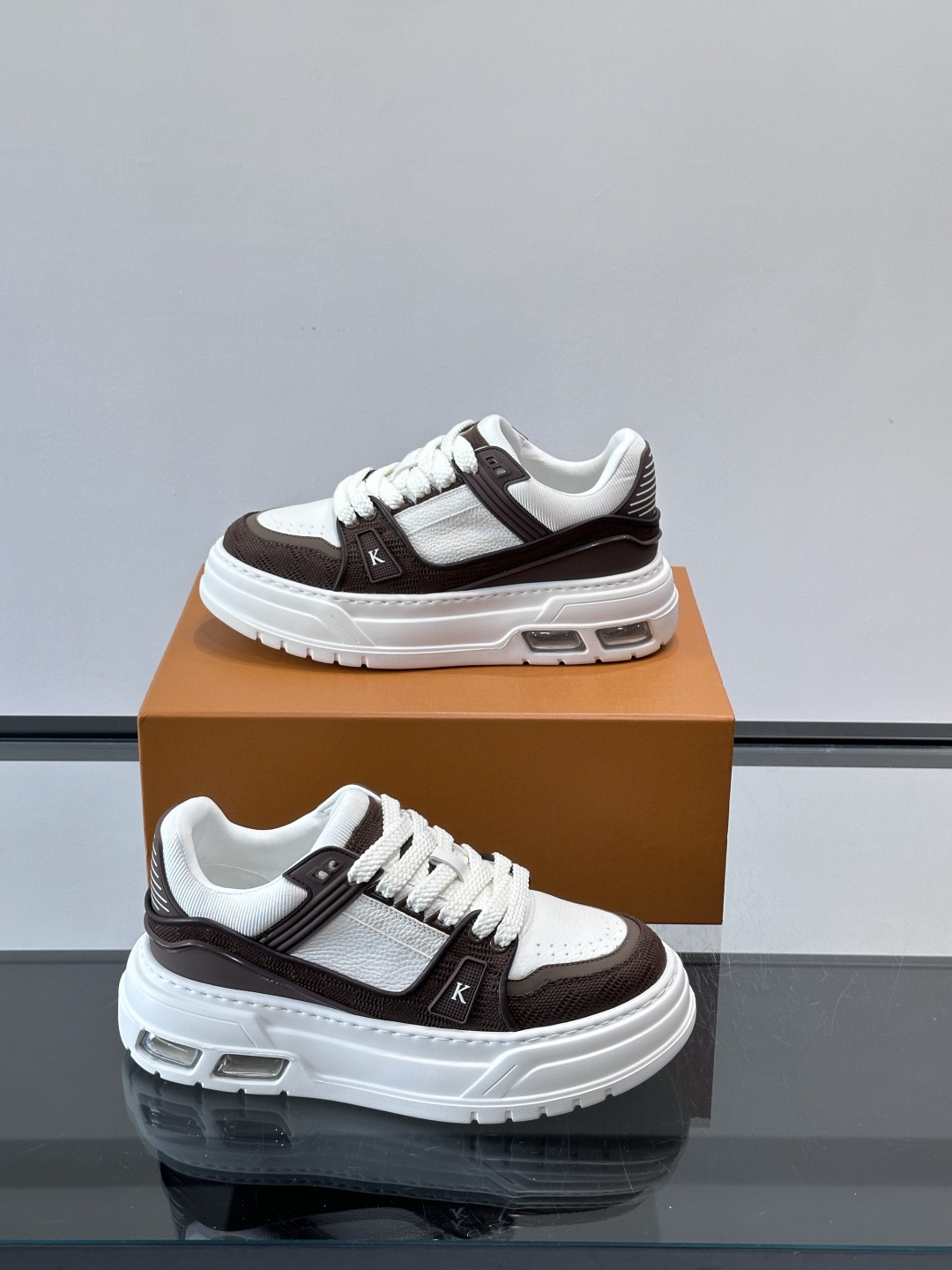 L v奢品🆕男士厚底休闲运动鞋，选用进口小牛皮打造，加衬鞋领和鲜明缝线丰富整体结构。L*V字母与路易标识