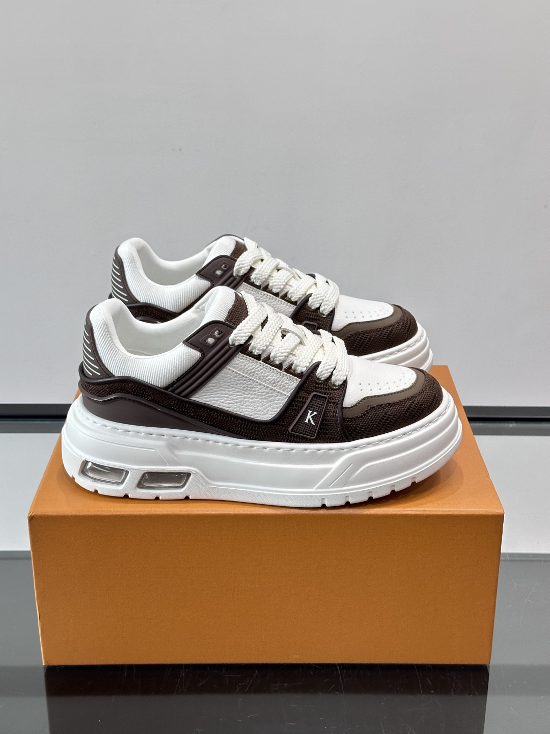 L v奢品🆕男士厚底休闲运动鞋，选用进口小牛皮打造，加衬鞋领和鲜明缝线丰富整体结构。L*V字母与路易标识