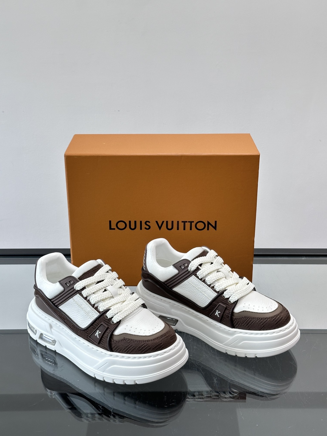 L v奢品🆕男士厚底休闲运动鞋，选用进口小牛皮打造，加衬鞋领和鲜明缝线丰富整体结构。L*V字母与路易标识