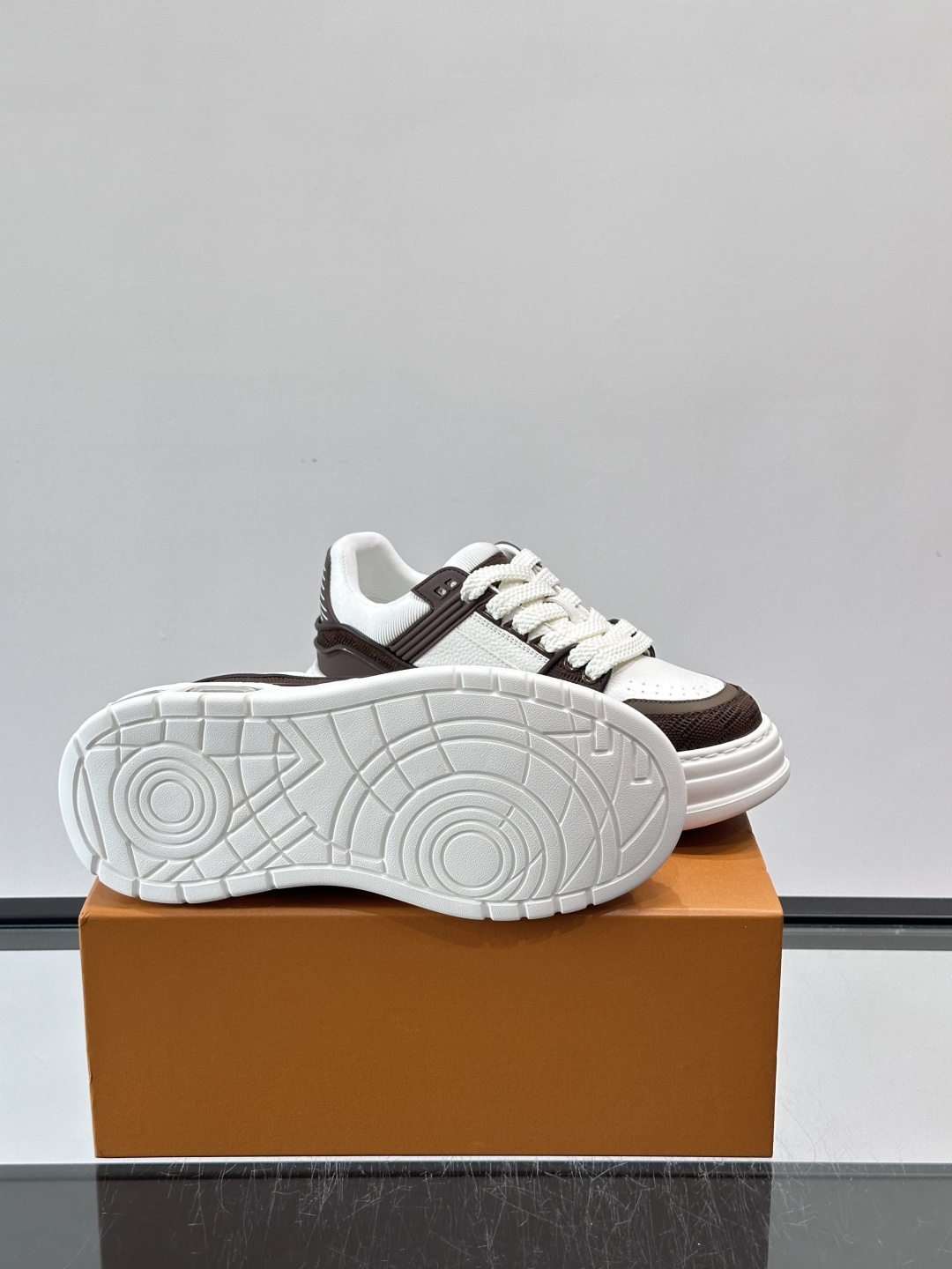 L v奢品🆕男士厚底休闲运动鞋，选用进口小牛皮打造，加衬鞋领和鲜明缝线丰富整体结构。L*V字母与路易标识