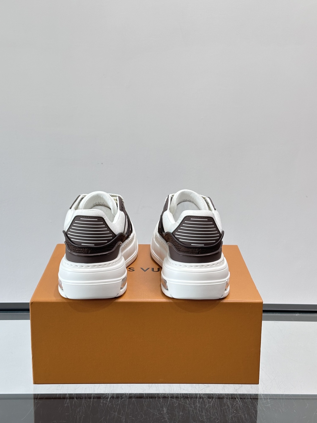 L v奢品🆕男士厚底休闲运动鞋，选用进口小牛皮打造，加衬鞋领和鲜明缝线丰富整体结构。L*V字母与路易标识