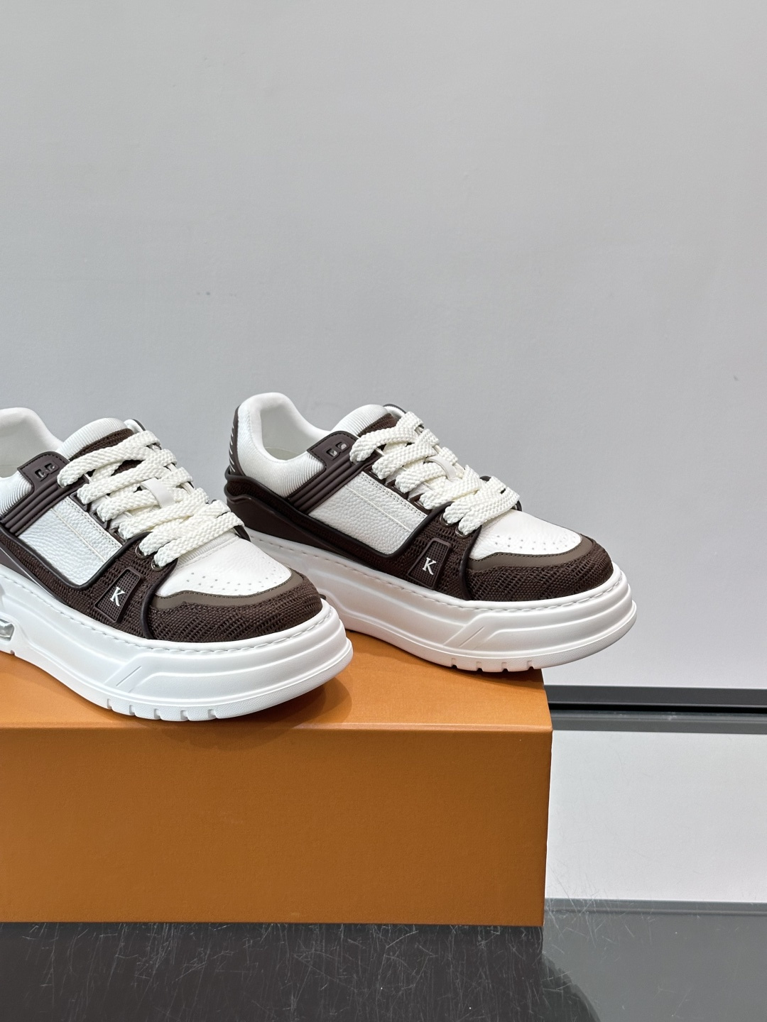 L v奢品🆕男士厚底休闲运动鞋，选用进口小牛皮打造，加衬鞋领和鲜明缝线丰富整体结构。L*V字母与路易标识