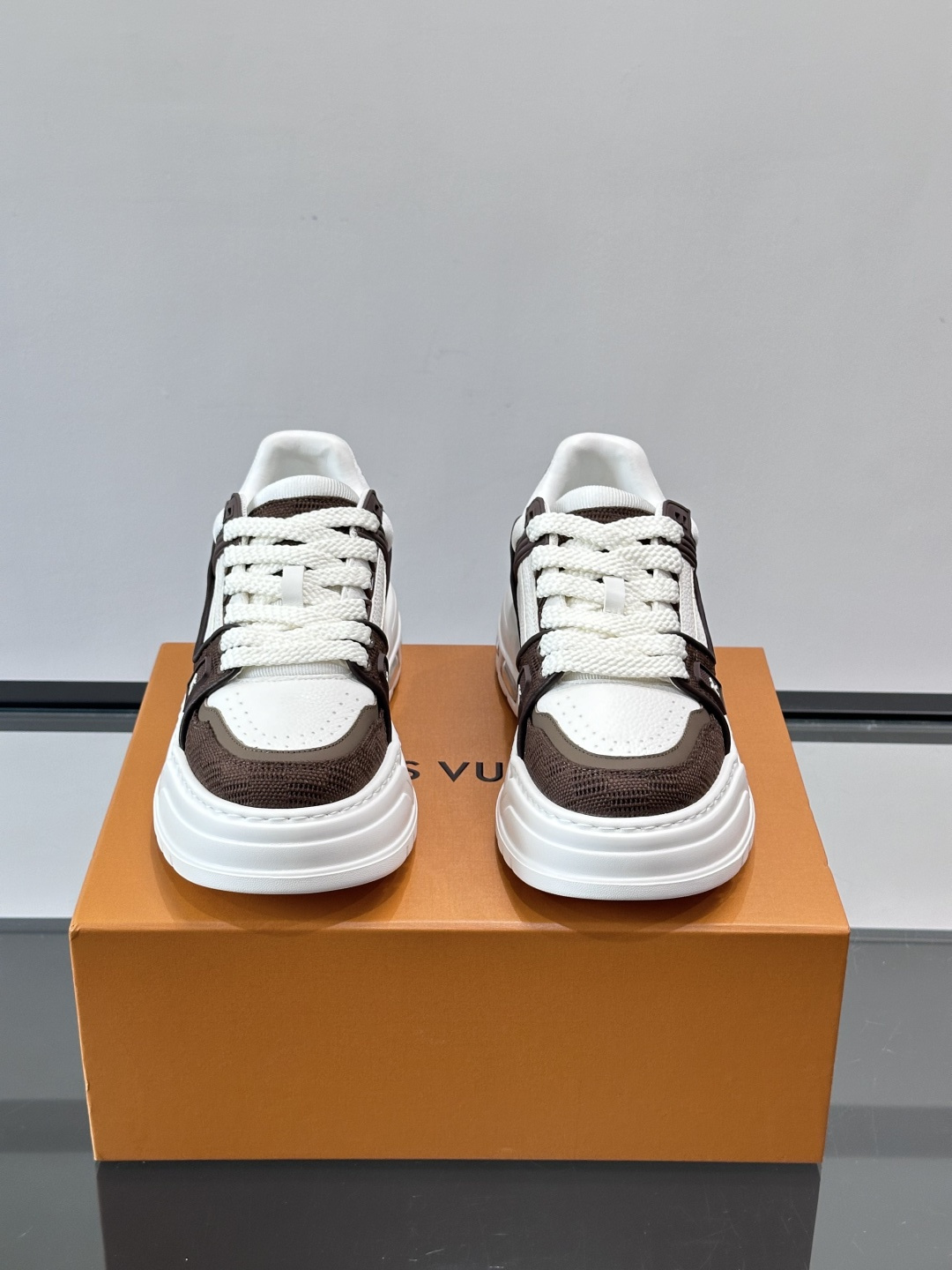 L v奢品🆕男士厚底休闲运动鞋，选用进口小牛皮打造，加衬鞋领和鲜明缝线丰富整体结构。L*V字母与路易标识