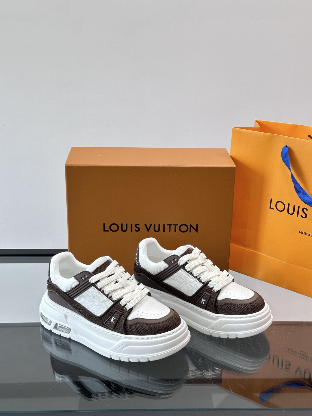 L v奢品🆕男士厚底休闲运动鞋，选用进口小牛皮打造，加衬鞋领和鲜明缝线丰富整体结构。L*V字母与路易标识