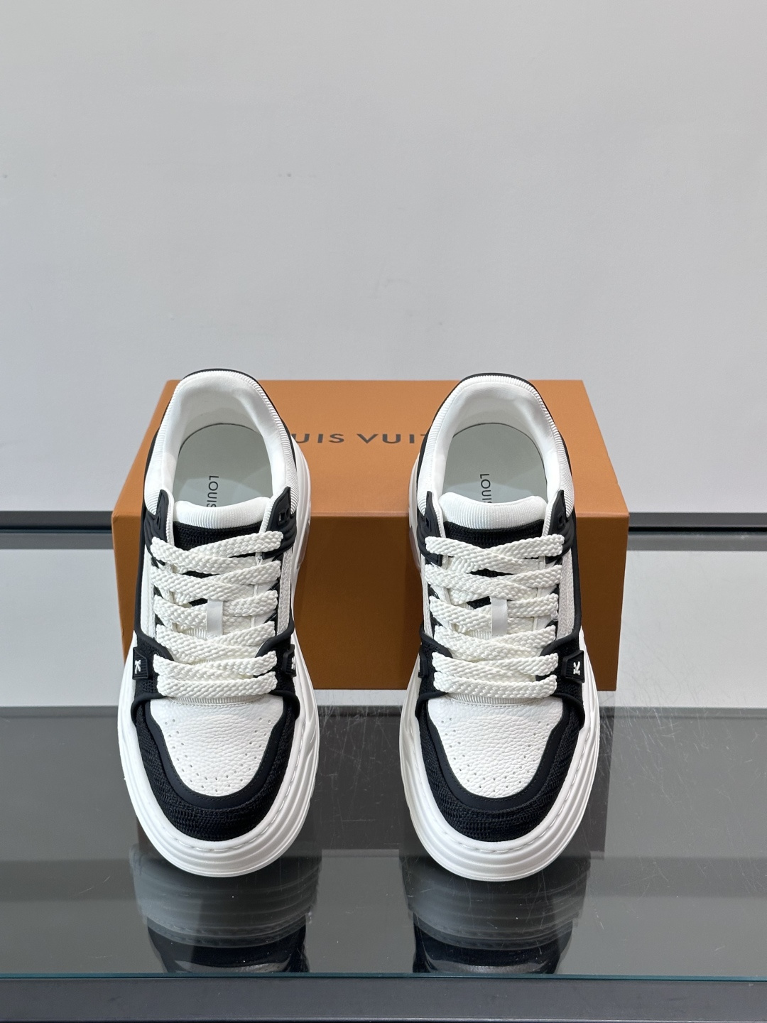 L v奢品🆕男士厚底休闲运动鞋，选用进口小牛皮打造，加衬鞋领和鲜明缝线丰富整体结构。L*V字母与路易标识