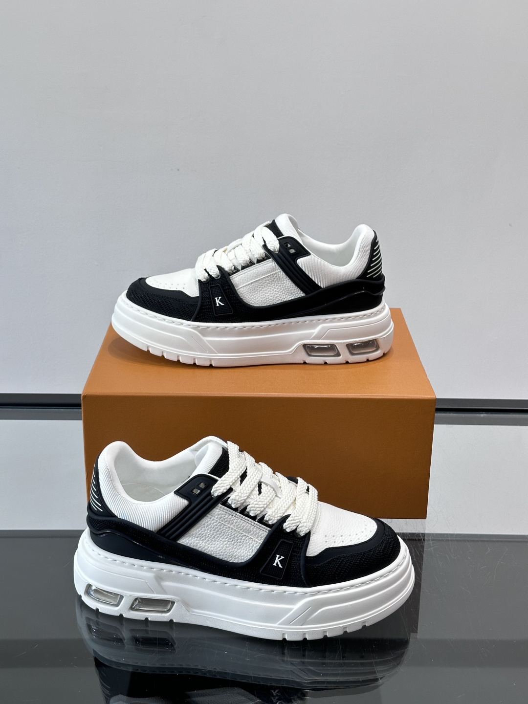 L v奢品🆕男士厚底休闲运动鞋，选用进口小牛皮打造，加衬鞋领和鲜明缝线丰富整体结构。L*V字母与路易标识