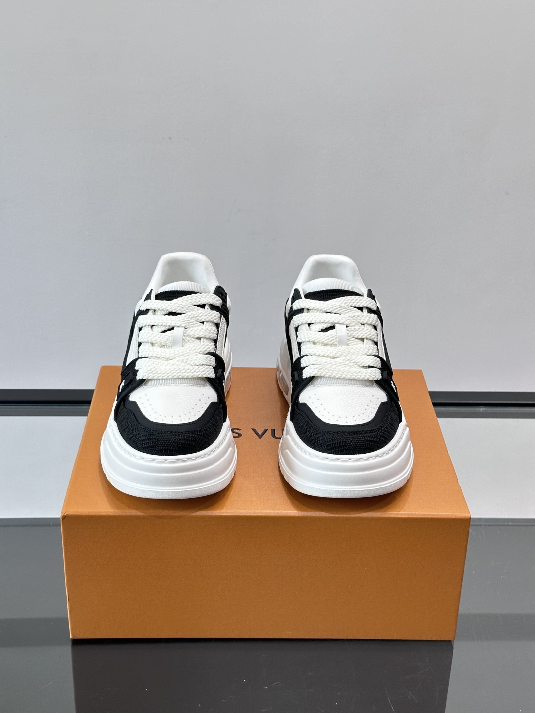 L v奢品🆕男士厚底休闲运动鞋，选用进口小牛皮打造，加衬鞋领和鲜明缝线丰富整体结构。L*V字母与路易标识