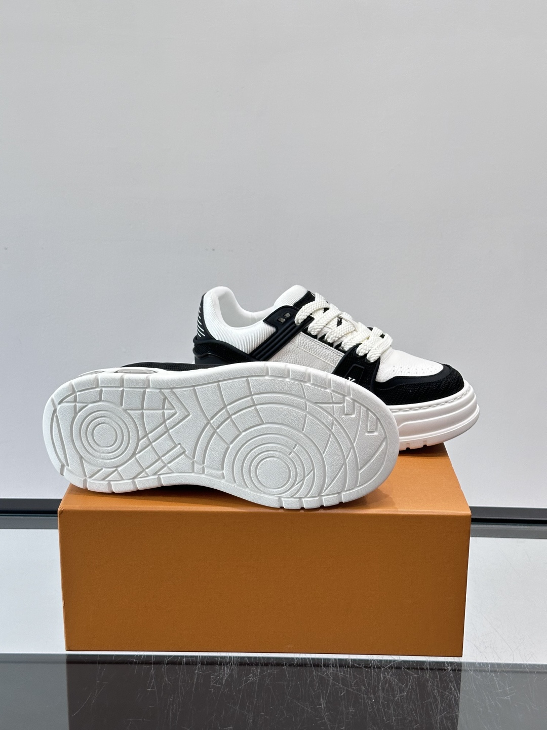 L v奢品🆕男士厚底休闲运动鞋，选用进口小牛皮打造，加衬鞋领和鲜明缝线丰富整体结构。L*V字母与路易标识