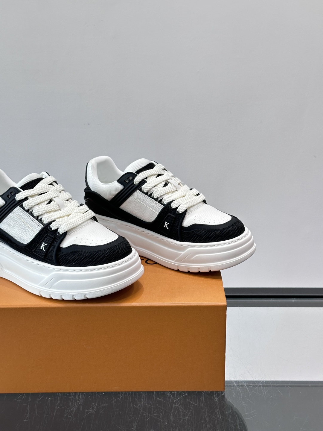 L v奢品🆕男士厚底休闲运动鞋，选用进口小牛皮打造，加衬鞋领和鲜明缝线丰富整体结构。L*V字母与路易标识