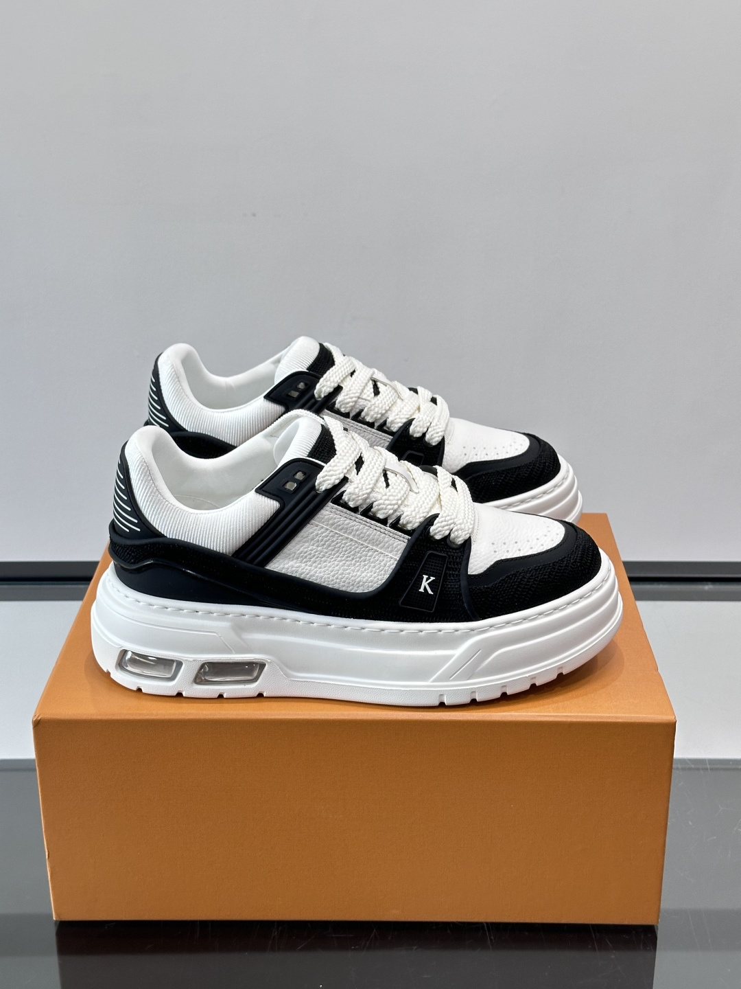 L v奢品🆕男士厚底休闲运动鞋，选用进口小牛皮打造，加衬鞋领和鲜明缝线丰富整体结构。L*V字母与路易标识