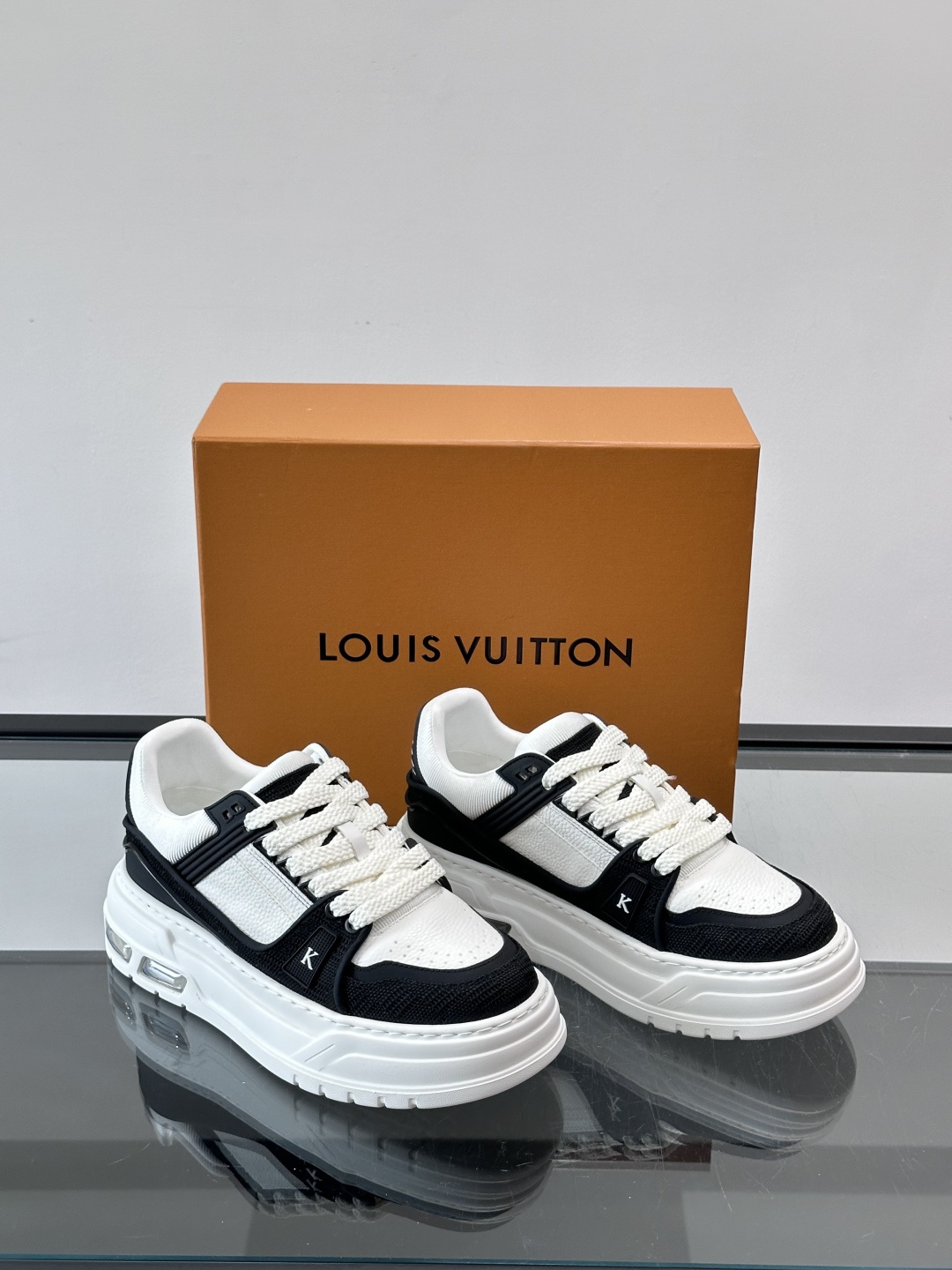 L v奢品🆕男士厚底休闲运动鞋，选用进口小牛皮打造，加衬鞋领和鲜明缝线丰富整体结构。L*V字母与路易标识