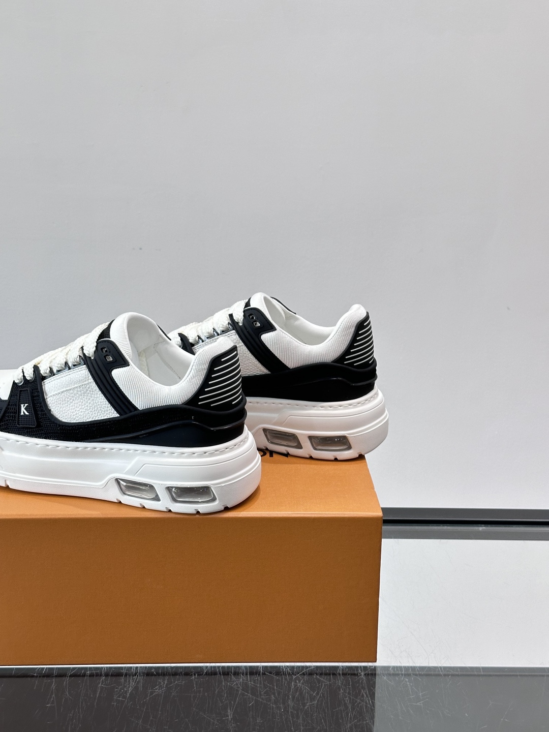 L v奢品🆕男士厚底休闲运动鞋，选用进口小牛皮打造，加衬鞋领和鲜明缝线丰富整体结构。L*V字母与路易标识