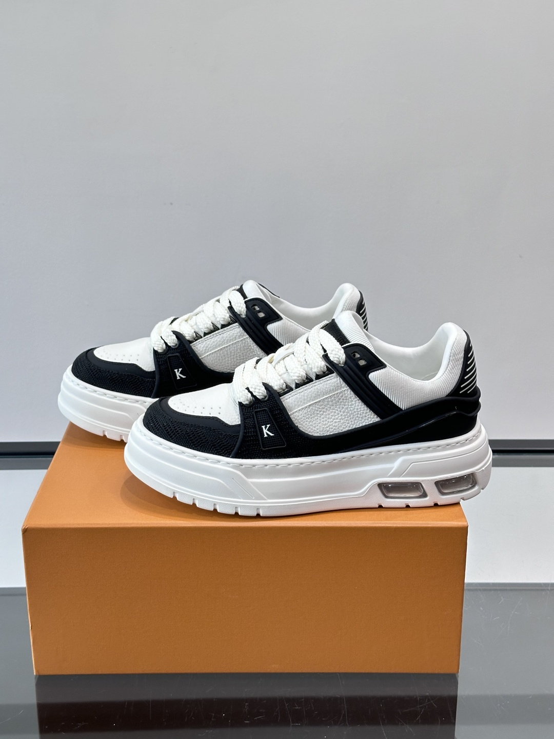 L v奢品🆕男士厚底休闲运动鞋，选用进口小牛皮打造，加衬鞋领和鲜明缝线丰富整体结构。L*V字母与路易标识