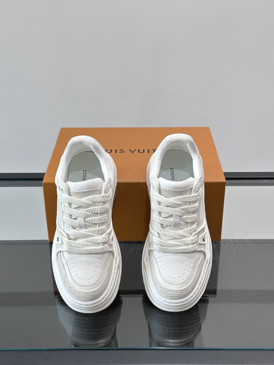 L v奢品🆕男士厚底休闲运动鞋，选用进口小牛皮打造，加衬鞋领和鲜明缝线丰富整体结构。L*V字母与路易标识