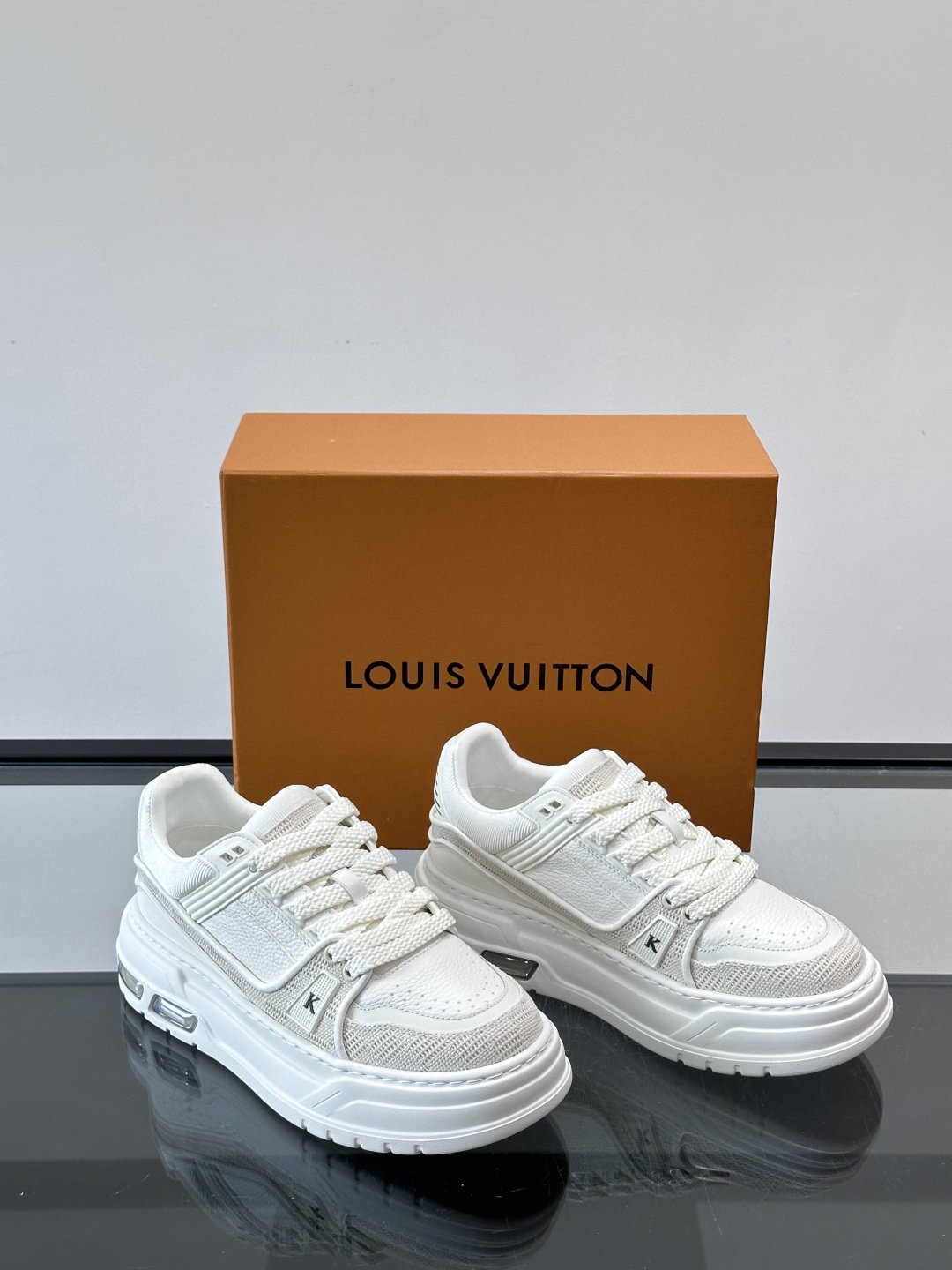 L v奢品🆕男士厚底休闲运动鞋，选用进口小牛皮打造，加衬鞋领和鲜明缝线丰富整体结构。L*V字母与路易标识