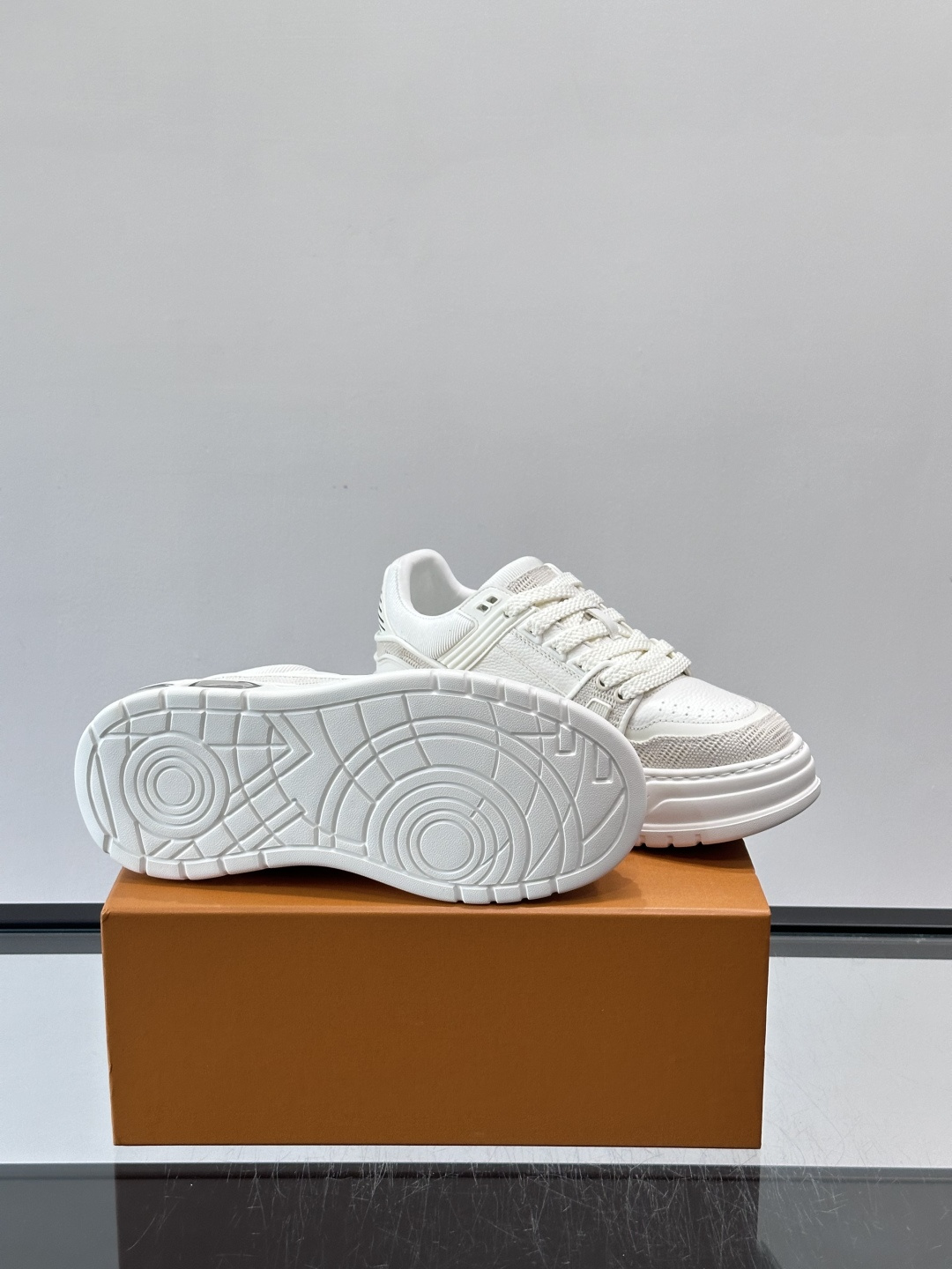 L v奢品🆕男士厚底休闲运动鞋，选用进口小牛皮打造，加衬鞋领和鲜明缝线丰富整体结构。L*V字母与路易标识