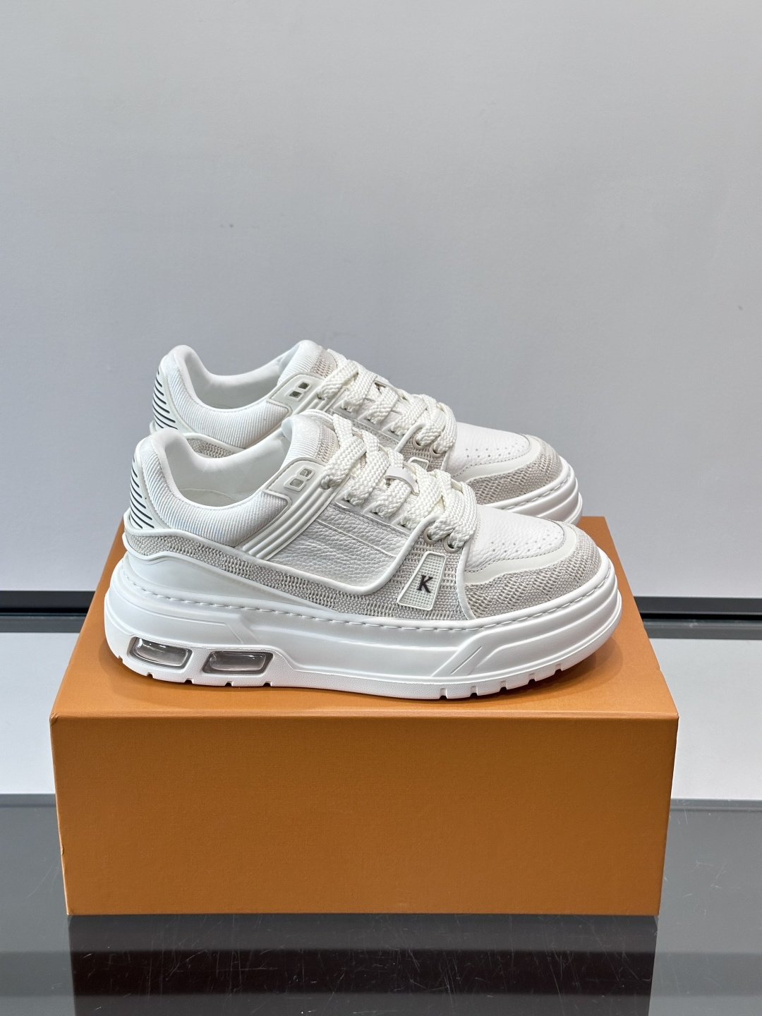 L v奢品🆕男士厚底休闲运动鞋，选用进口小牛皮打造，加衬鞋领和鲜明缝线丰富整体结构。L*V字母与路易标识