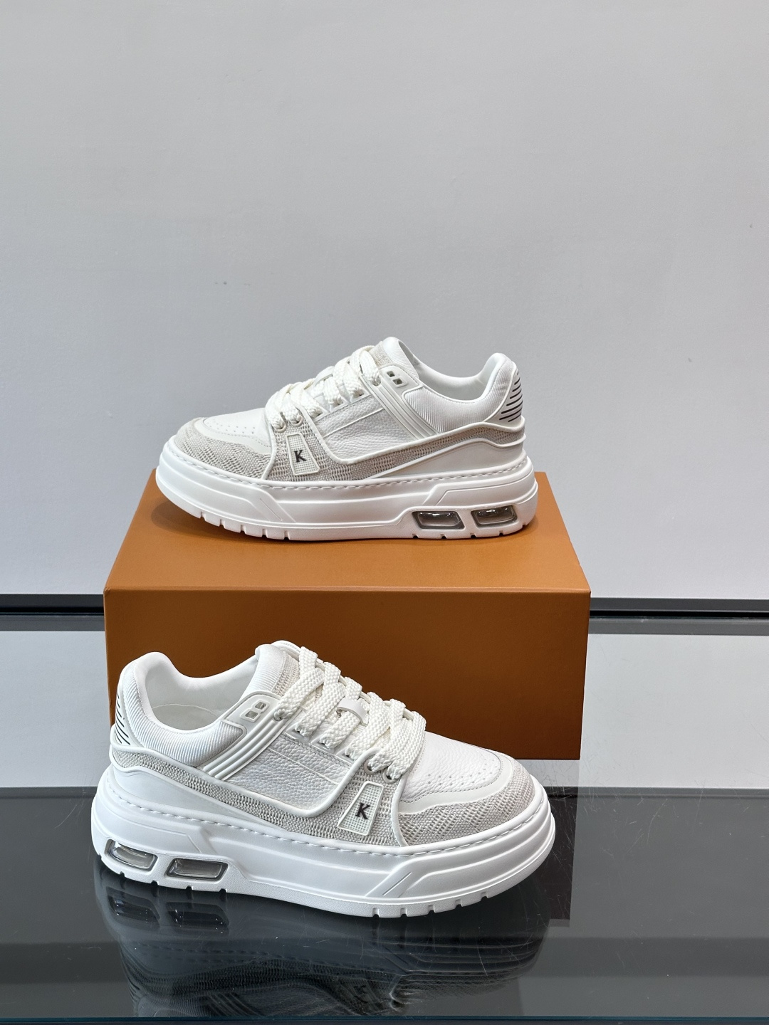 L v奢品🆕男士厚底休闲运动鞋，选用进口小牛皮打造，加衬鞋领和鲜明缝线丰富整体结构。L*V字母与路易标识