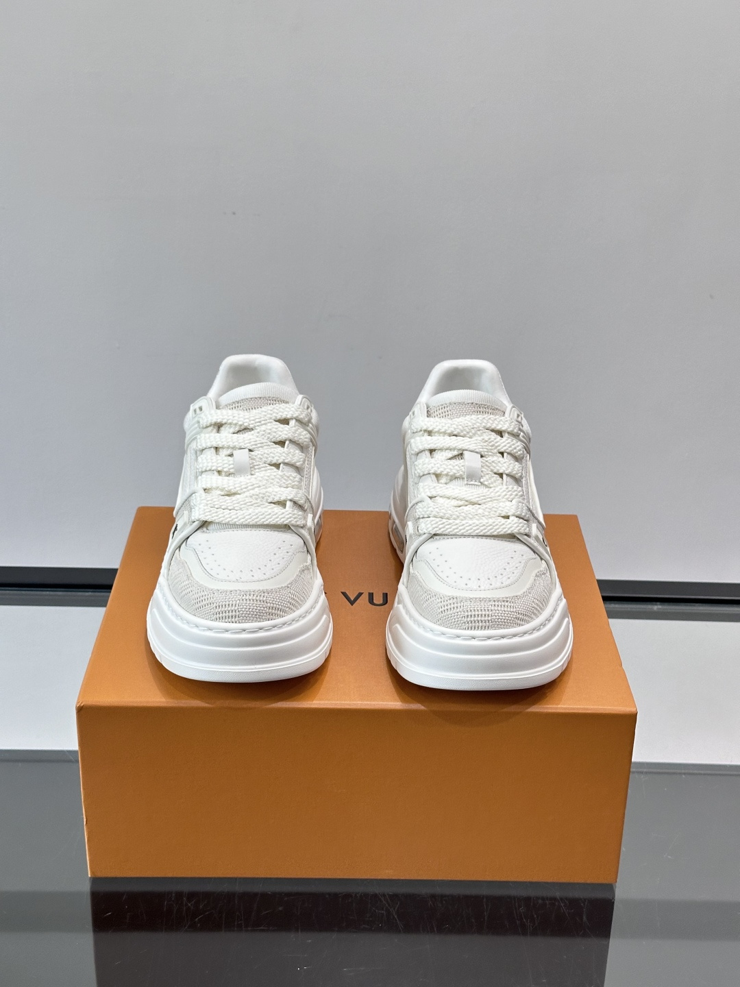 L v奢品🆕男士厚底休闲运动鞋，选用进口小牛皮打造，加衬鞋领和鲜明缝线丰富整体结构。L*V字母与路易标识