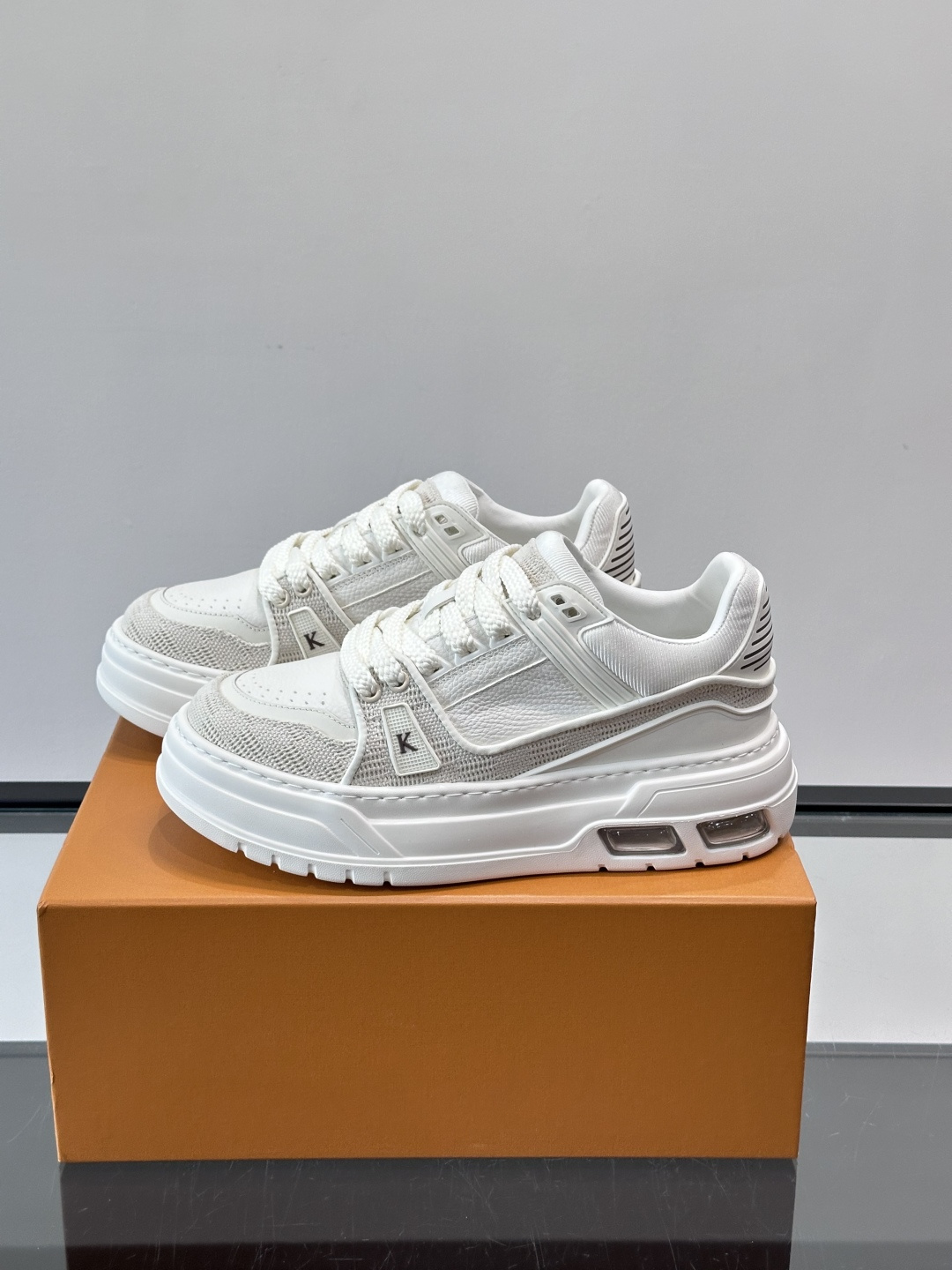 L v奢品🆕男士厚底休闲运动鞋，选用进口小牛皮打造，加衬鞋领和鲜明缝线丰富整体结构。L*V字母与路易标识