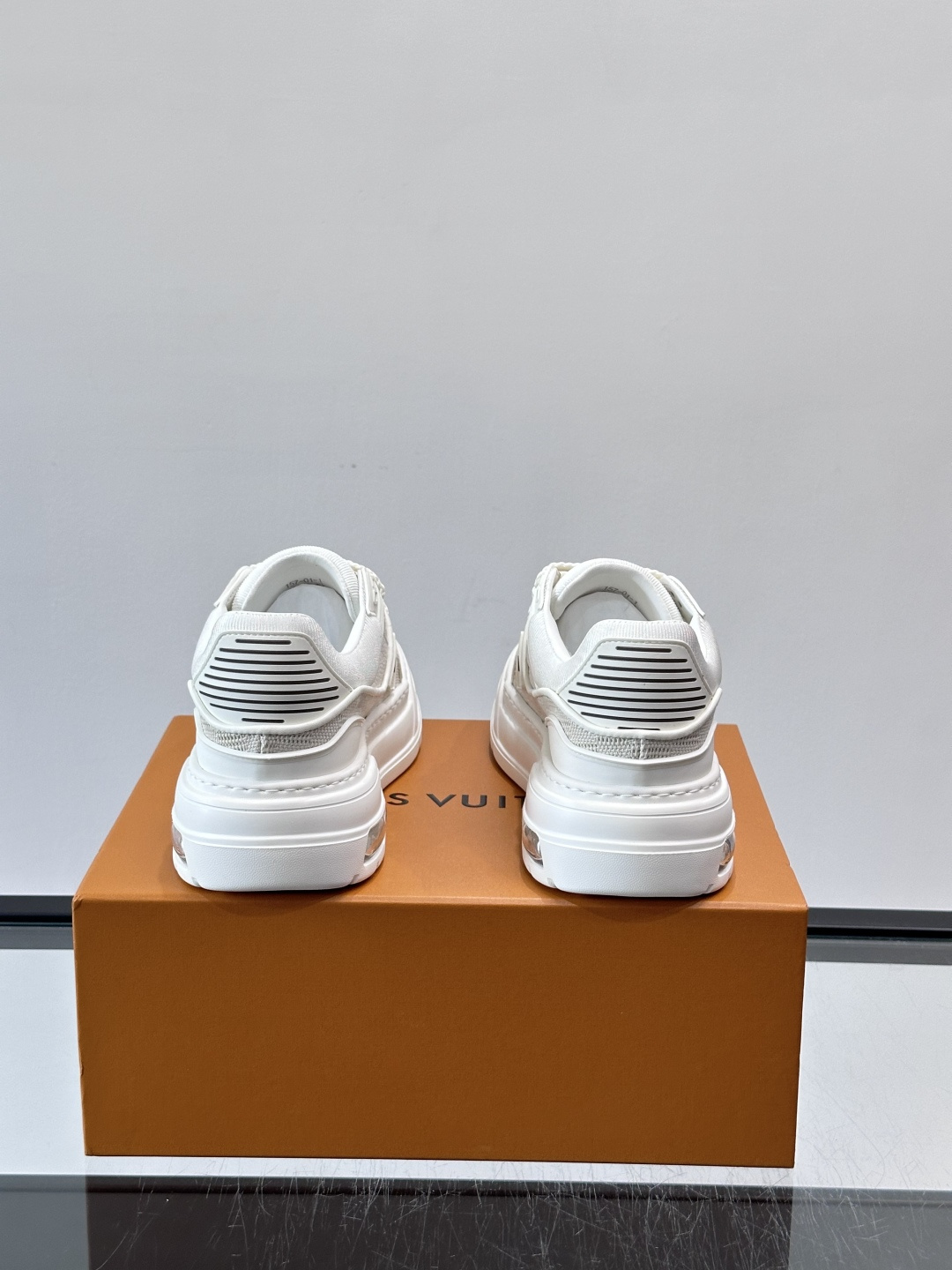 L v奢品🆕男士厚底休闲运动鞋，选用进口小牛皮打造，加衬鞋领和鲜明缝线丰富整体结构。L*V字母与路易标识