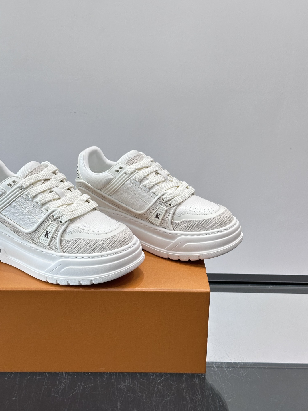 L v奢品🆕男士厚底休闲运动鞋，选用进口小牛皮打造，加衬鞋领和鲜明缝线丰富整体结构。L*V字母与路易标识