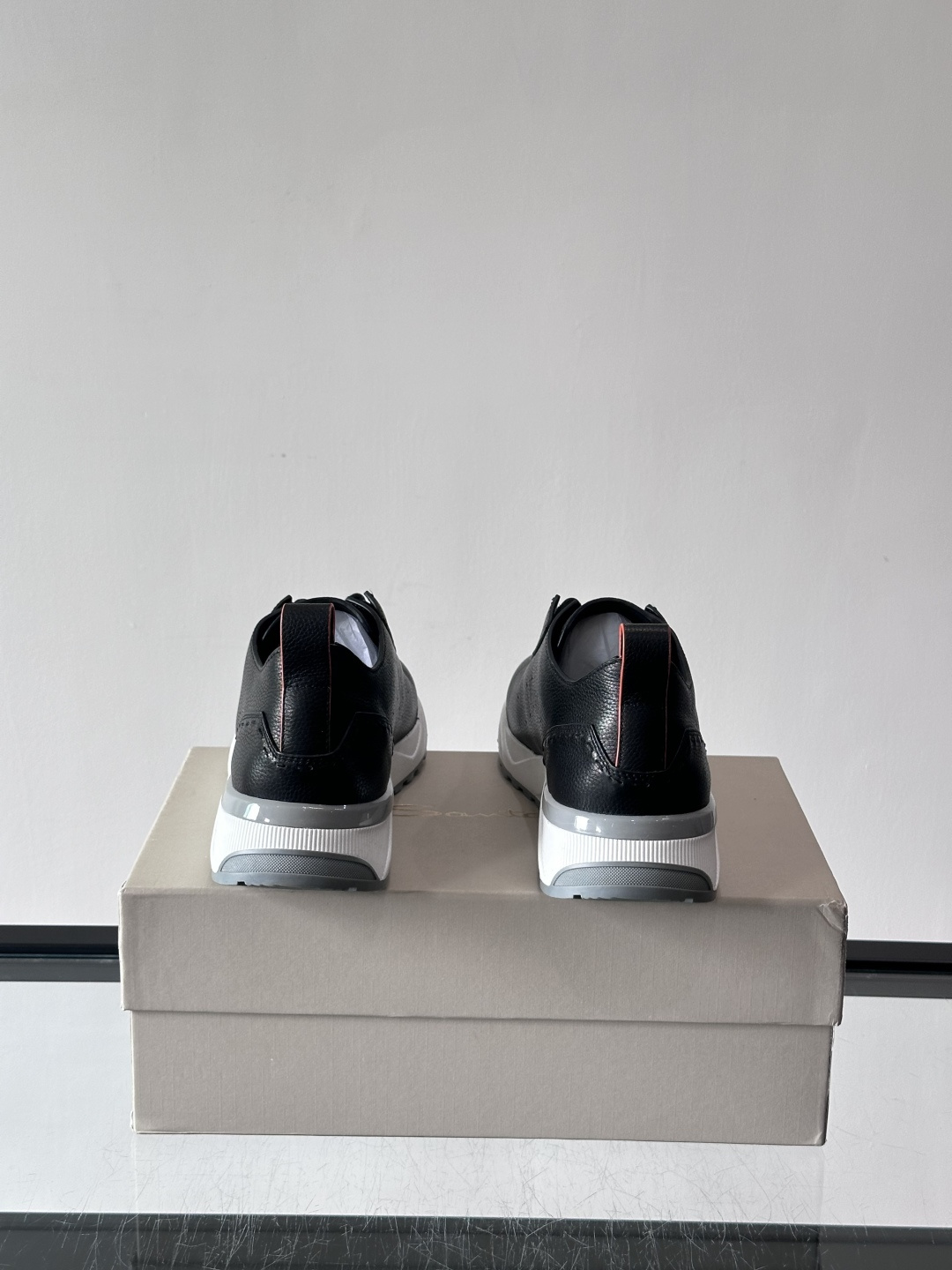 Santoni/圣东尼特别款男士皮革手工休闲鞋，水洗改色工艺，款式新颖时尚，鞋面里外采用进口牛皮制成，皮