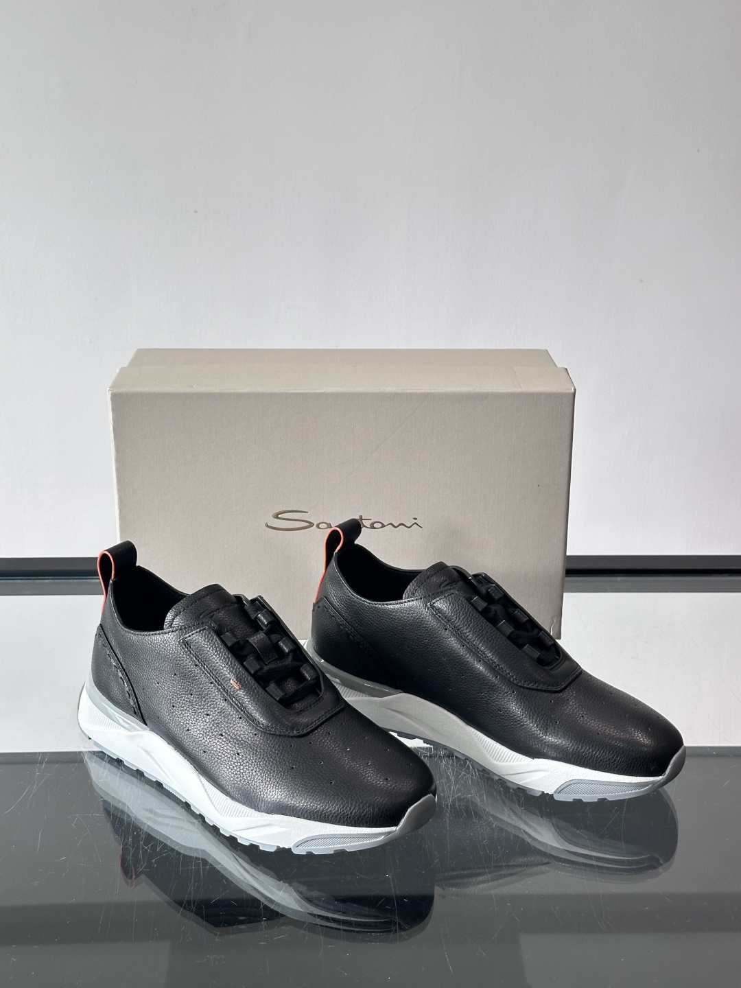 Santoni/圣东尼特别款男士皮革手工休闲鞋，水洗改色工艺，款式新颖时尚，鞋面里外采用进口牛皮制成，皮