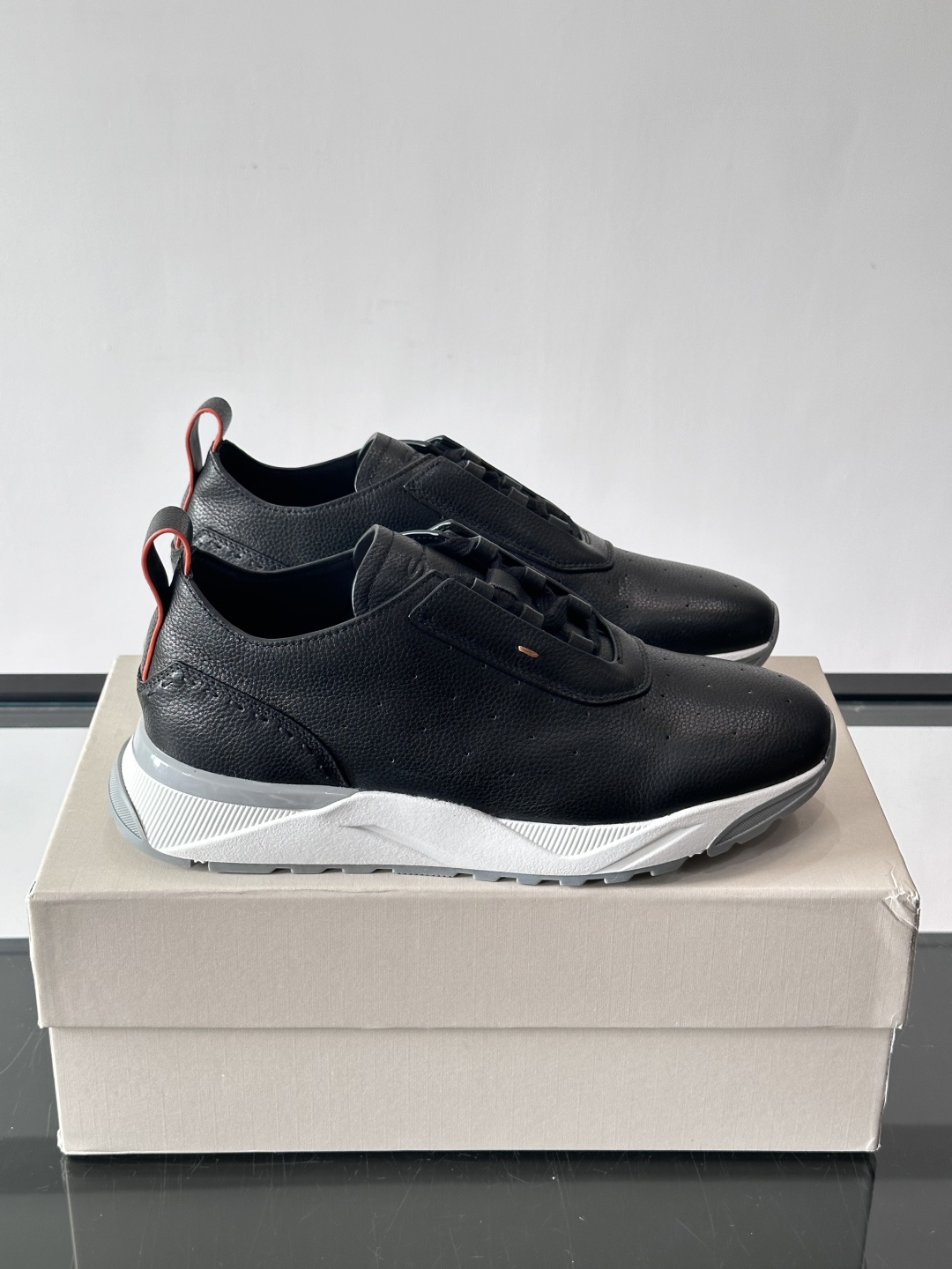 Santoni/圣东尼特别款男士皮革手工休闲鞋，水洗改色工艺，款式新颖时尚，鞋面里外采用进口牛皮制成，皮