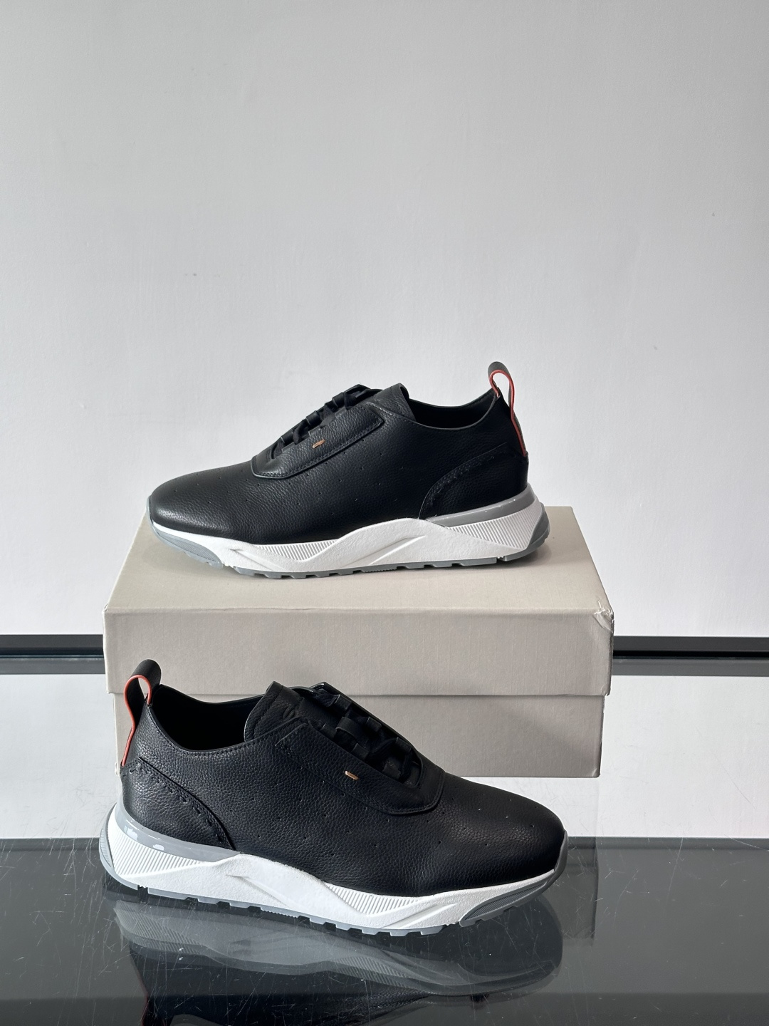 Santoni/圣东尼特别款男士皮革手工休闲鞋，水洗改色工艺，款式新颖时尚，鞋面里外采用进口牛皮制成，皮