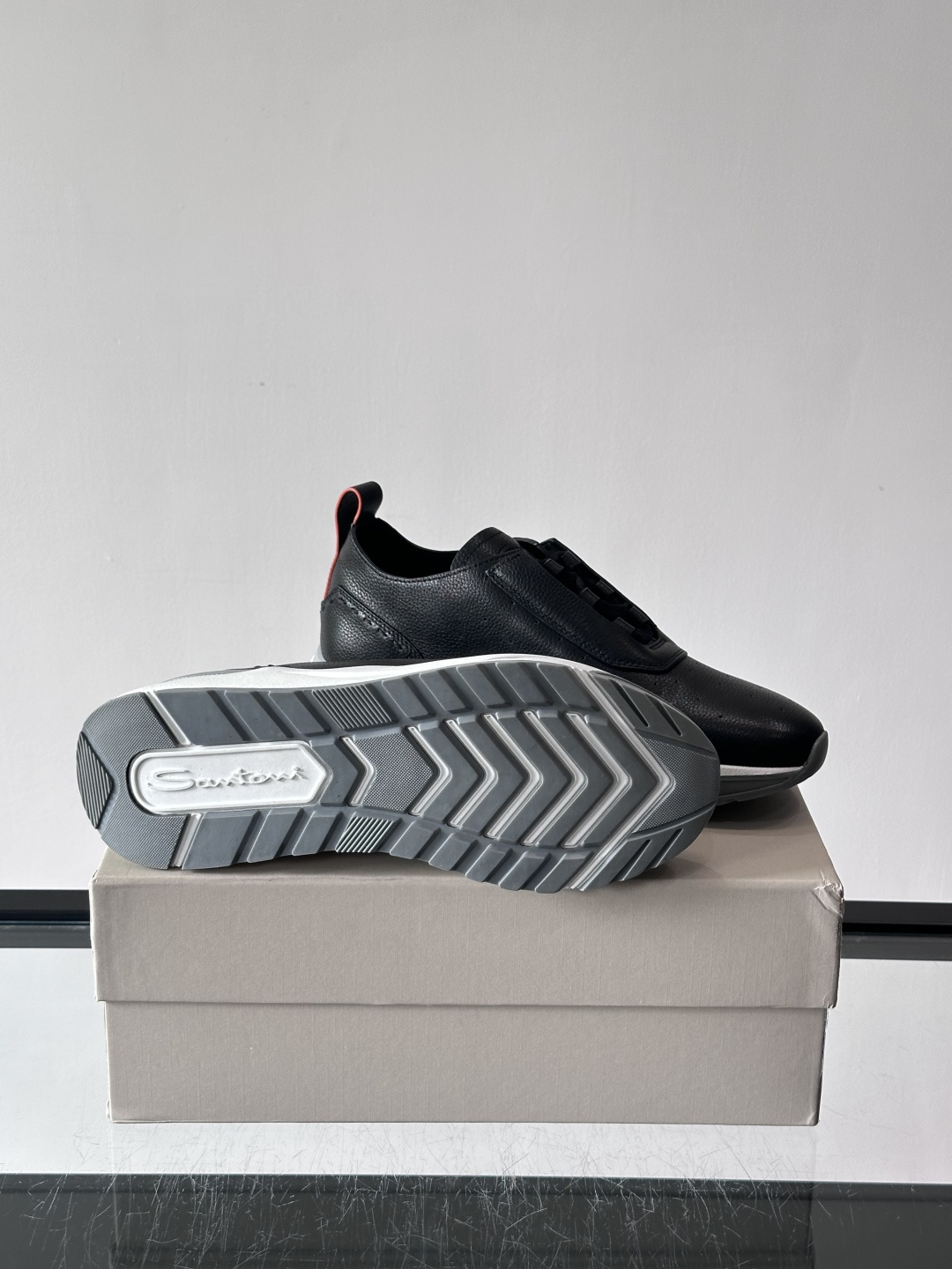 Santoni/圣东尼特别款男士皮革手工休闲鞋，水洗改色工艺，款式新颖时尚，鞋面里外采用进口牛皮制成，皮