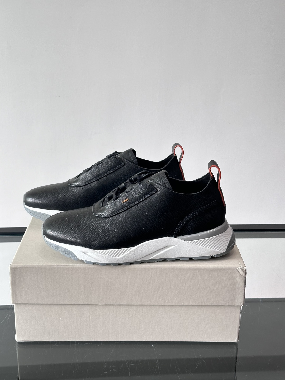 Santoni/圣东尼特别款男士皮革手工休闲鞋，水洗改色工艺，款式新颖时尚，鞋面里外采用进口牛皮制成，皮