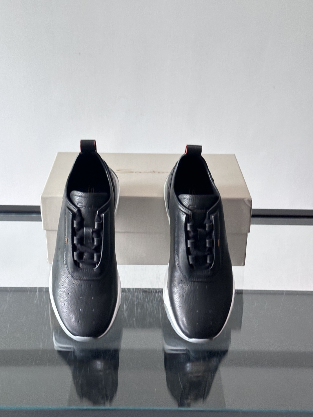 Santoni/圣东尼特别款男士皮革手工休闲鞋，水洗改色工艺，款式新颖时尚，鞋面里外采用进口牛皮制成，皮