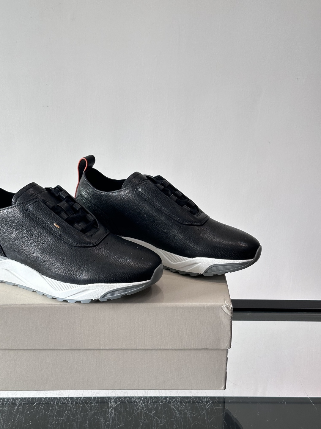 Santoni/圣东尼特别款男士皮革手工休闲鞋，水洗改色工艺，款式新颖时尚，鞋面里外采用进口牛皮制成，皮