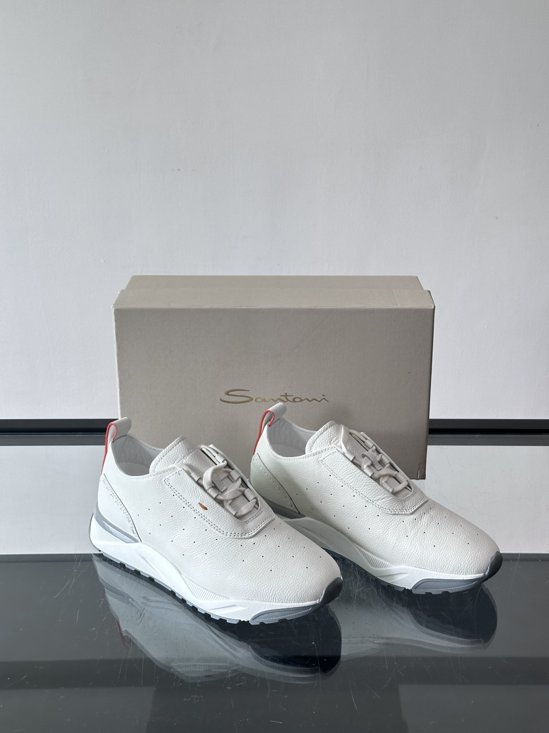 Santoni/圣东尼特别款男士皮革手工休闲鞋，水洗改色工艺，款式新颖时尚，鞋面里外采用进口牛皮制成，皮