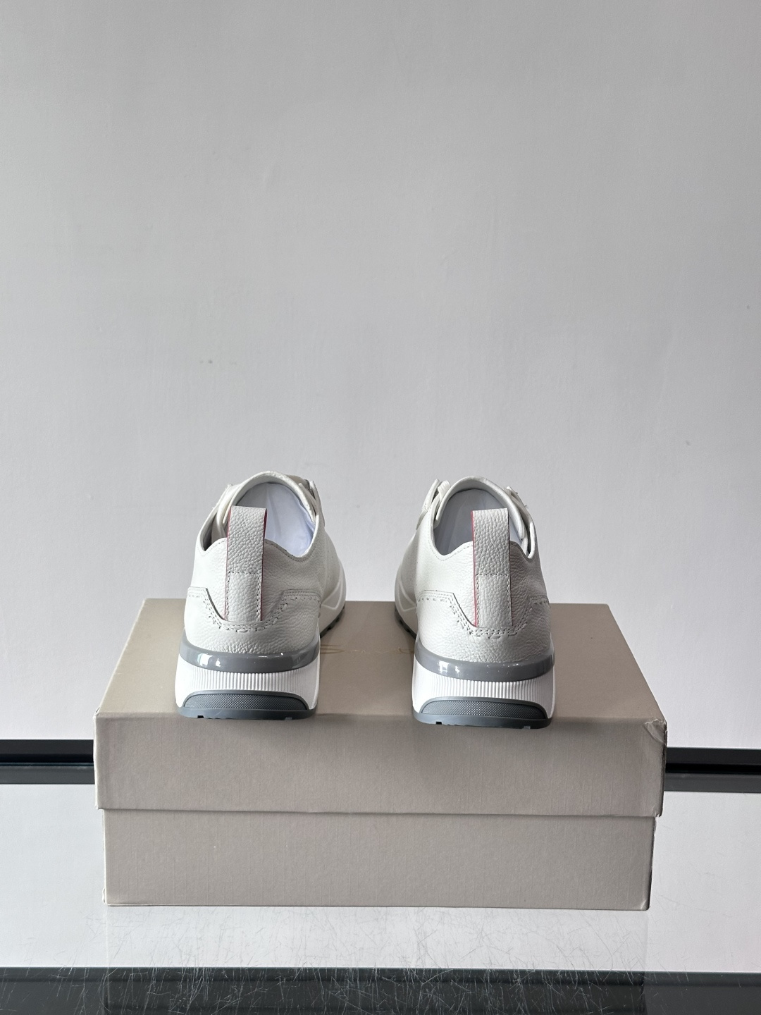 Santoni/圣东尼特别款男士皮革手工休闲鞋，水洗改色工艺，款式新颖时尚，鞋面里外采用进口牛皮制成，皮