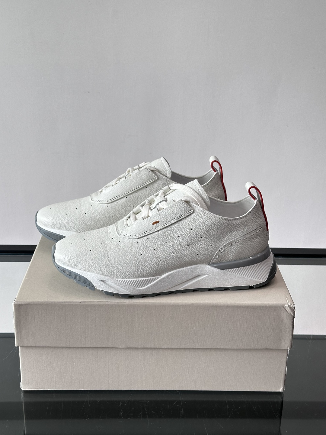 Santoni/圣东尼特别款男士皮革手工休闲鞋，水洗改色工艺，款式新颖时尚，鞋面里外采用进口牛皮制成，皮