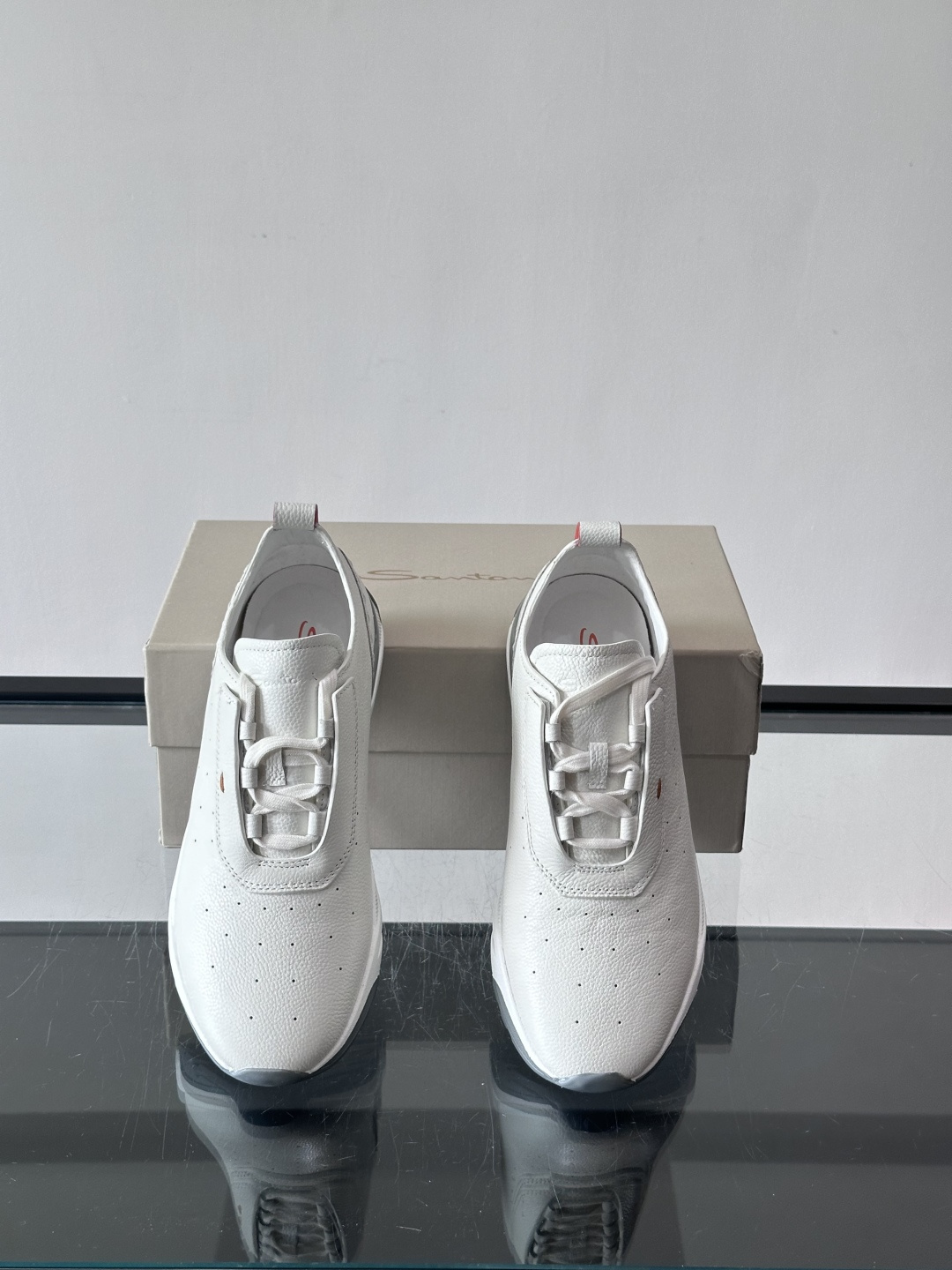 Santoni/圣东尼特别款男士皮革手工休闲鞋，水洗改色工艺，款式新颖时尚，鞋面里外采用进口牛皮制成，皮