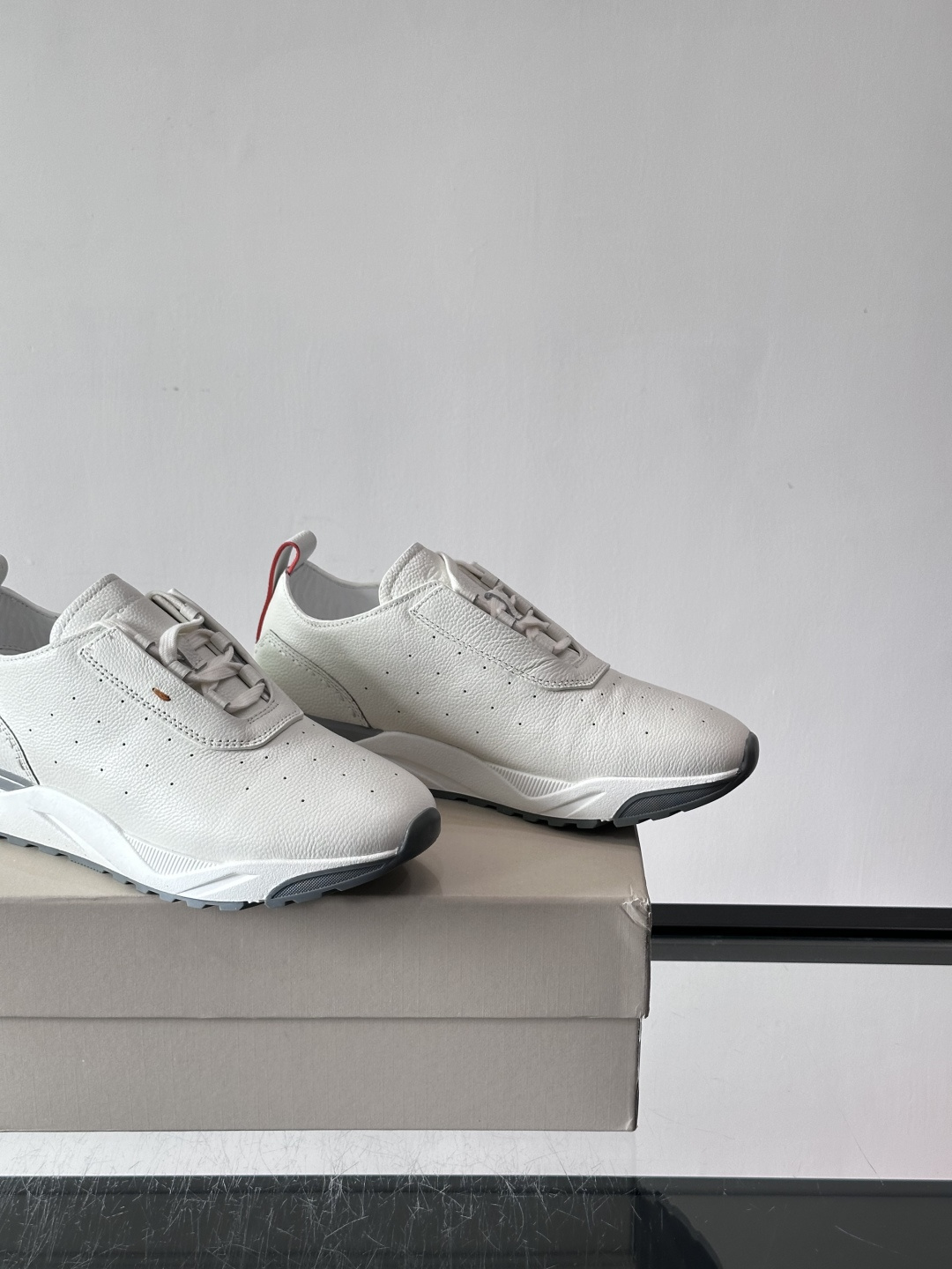 Santoni/圣东尼特别款男士皮革手工休闲鞋，水洗改色工艺，款式新颖时尚，鞋面里外采用进口牛皮制成，皮