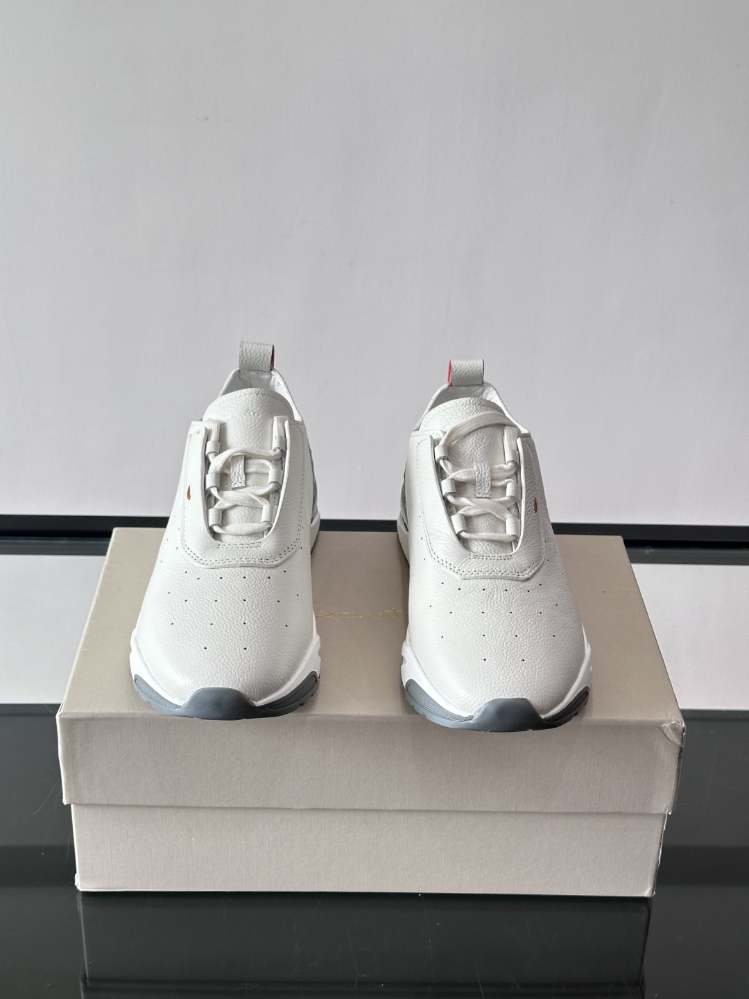 Santoni/圣东尼特别款男士皮革手工休闲鞋，水洗改色工艺，款式新颖时尚，鞋面里外采用进口牛皮制成，皮