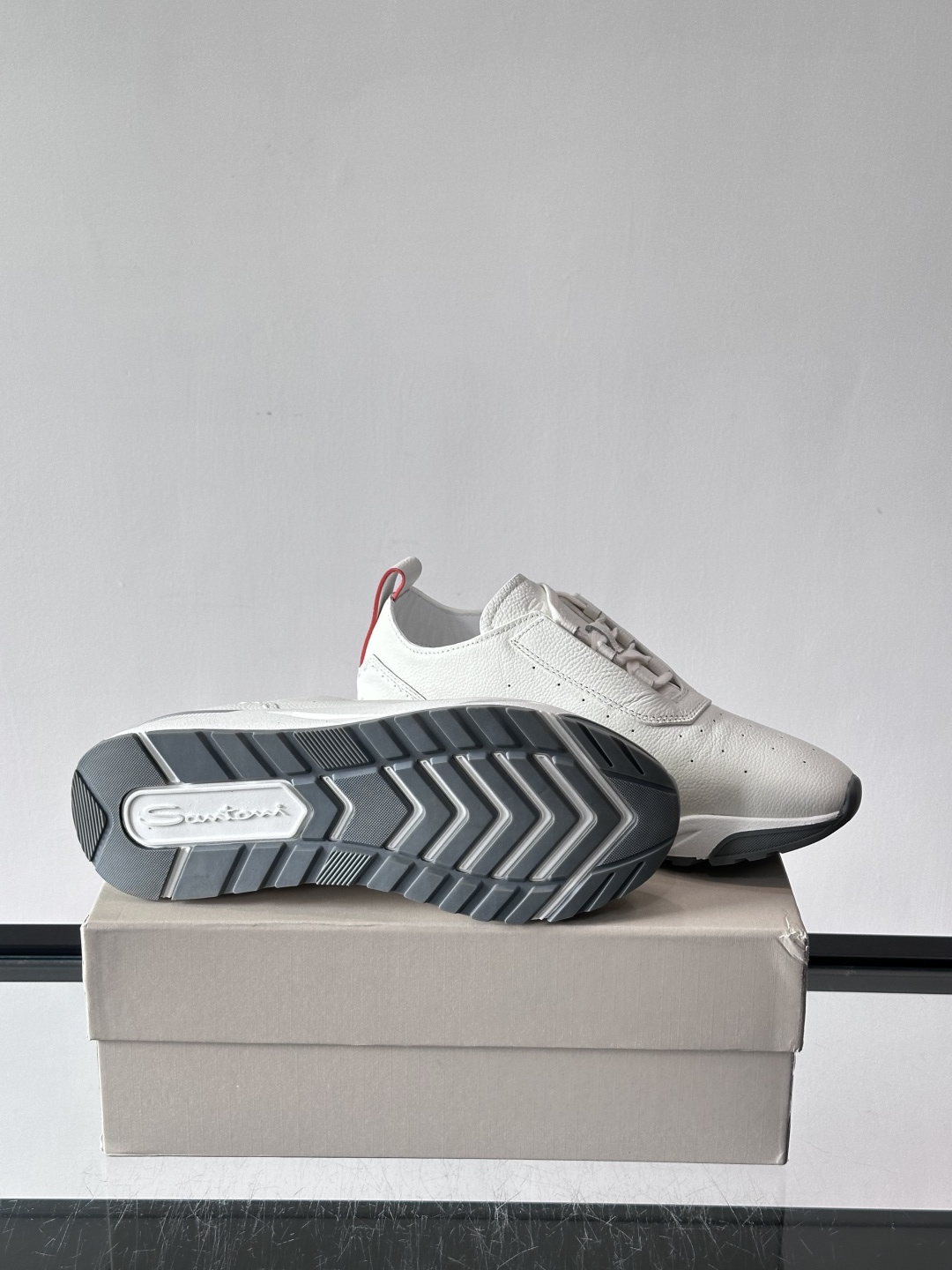 Santoni/圣东尼特别款男士皮革手工休闲鞋，水洗改色工艺，款式新颖时尚，鞋面里外采用进口牛皮制成，皮