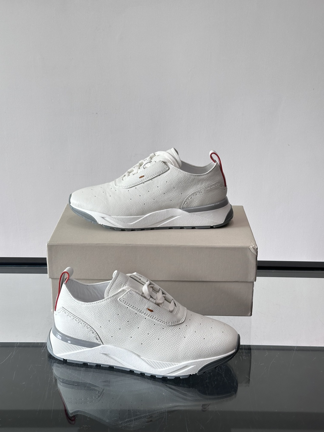 Santoni/圣东尼特别款男士皮革手工休闲鞋，水洗改色工艺，款式新颖时尚，鞋面里外采用进口牛皮制成，皮