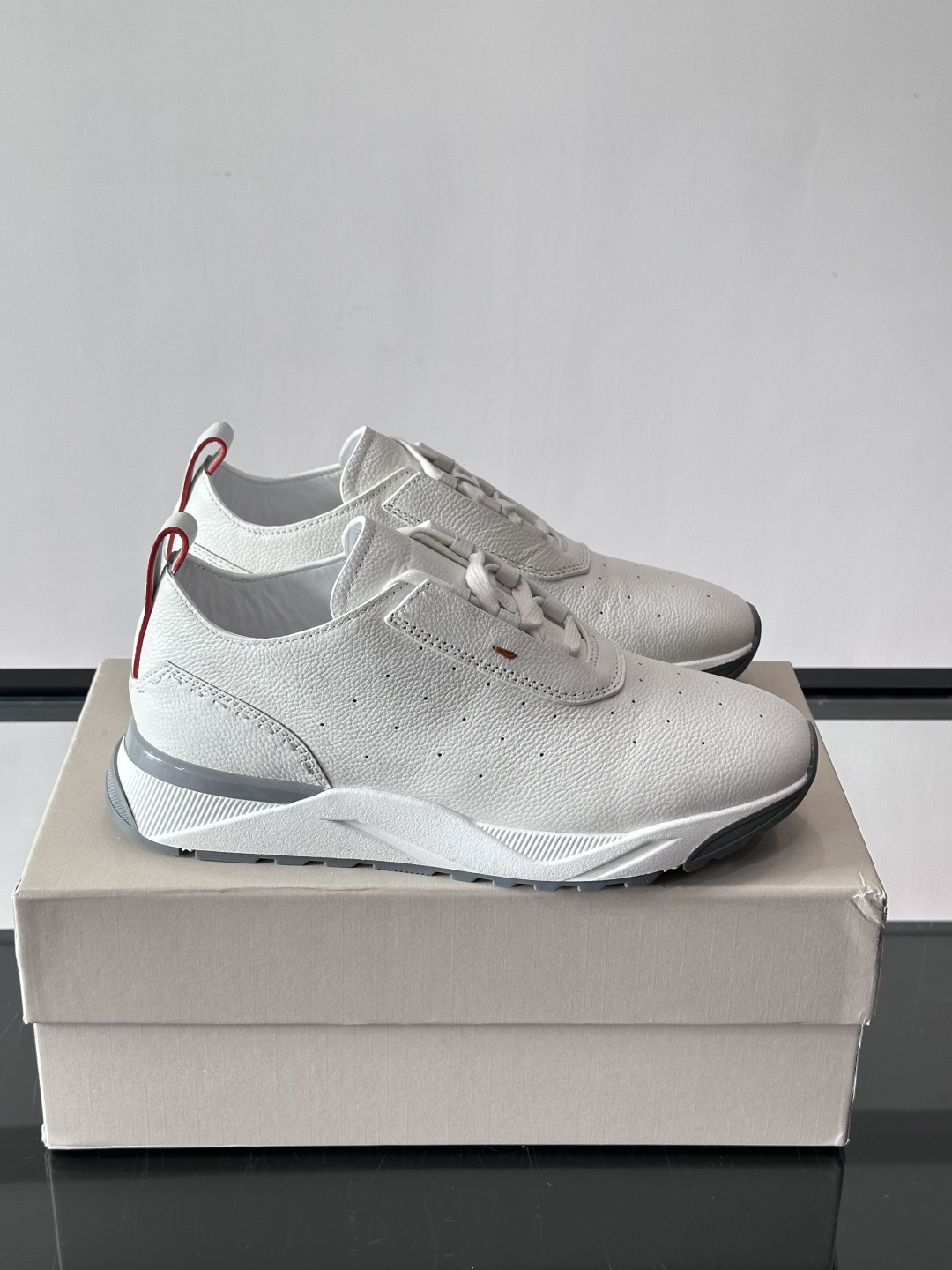 Santoni/圣东尼特别款男士皮革手工休闲鞋，水洗改色工艺，款式新颖时尚，鞋面里外采用进口牛皮制成，皮